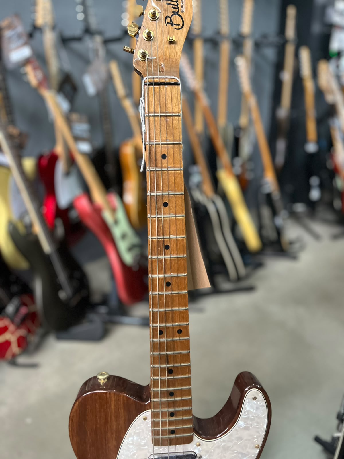 Guitarra Marca BULL – Modelo: Luthier Nacional miniatura 5