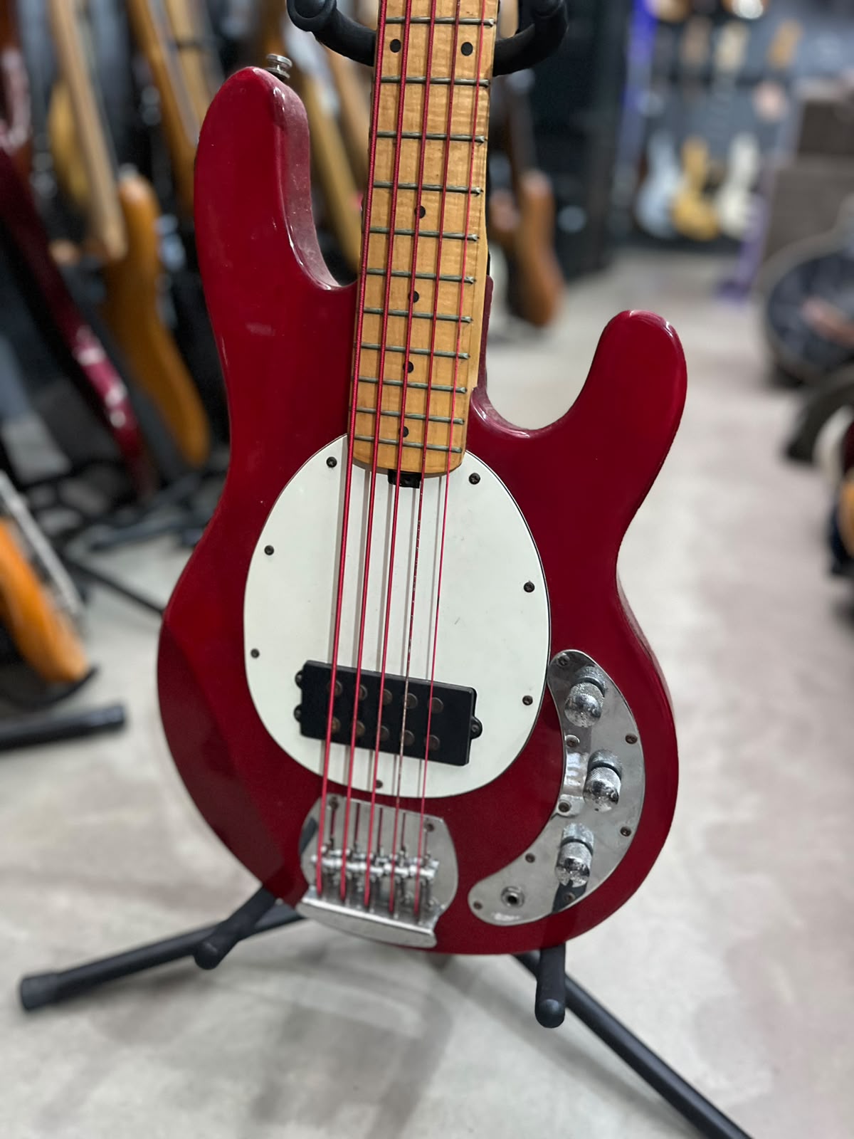 Baixo Groovin Vermelho – Modelo Californa Series 5 cordas miniatura 2
