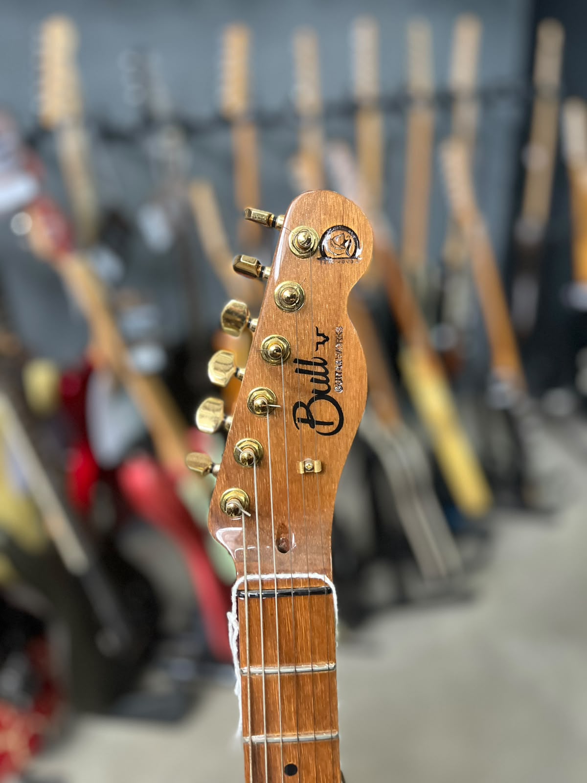Guitarra Marca BULL – Modelo: Luthier Nacional miniatura 6