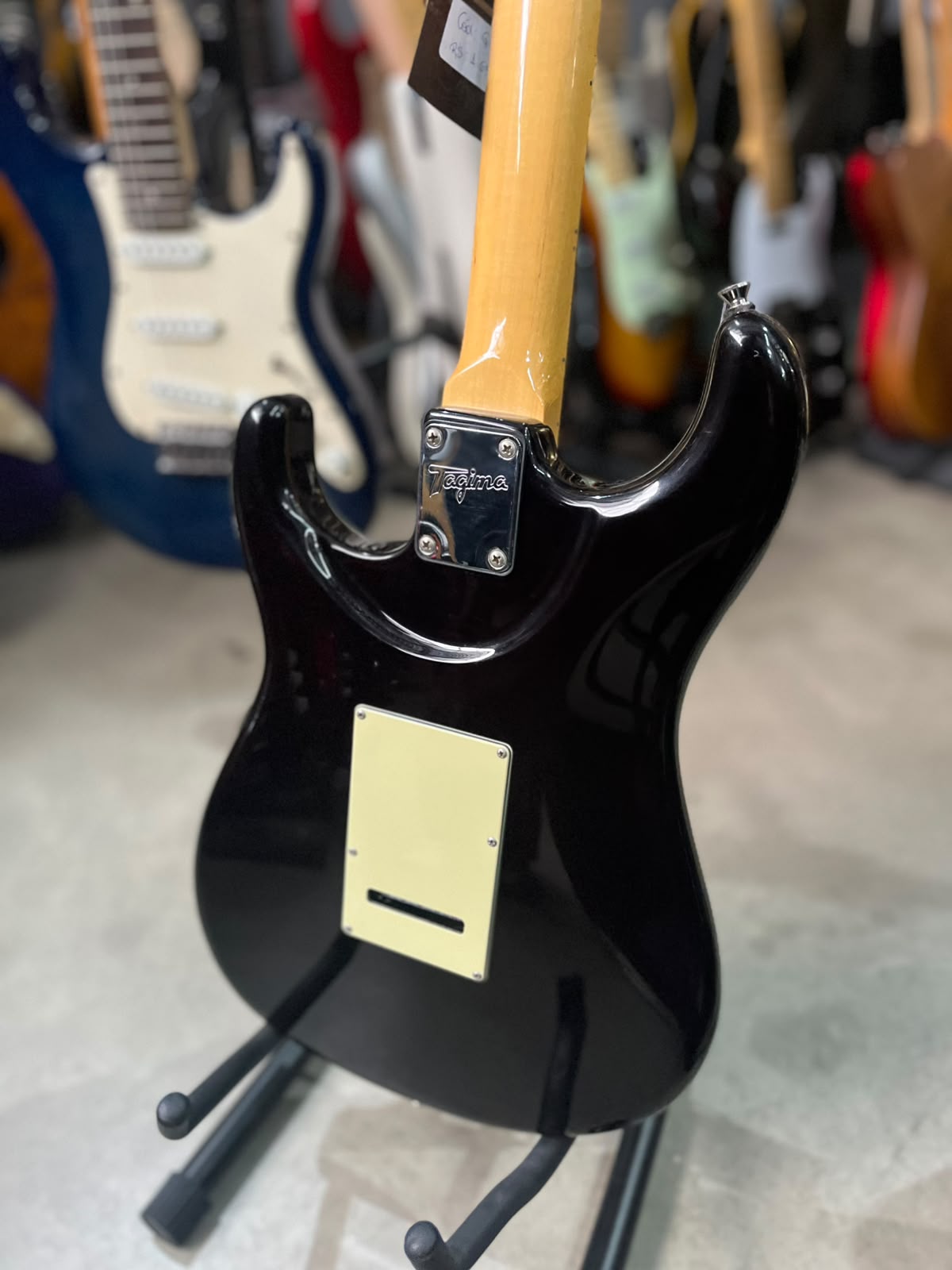 Guitarra Tagima  T-635 preta com escudo creme  Brasil miniatura 10