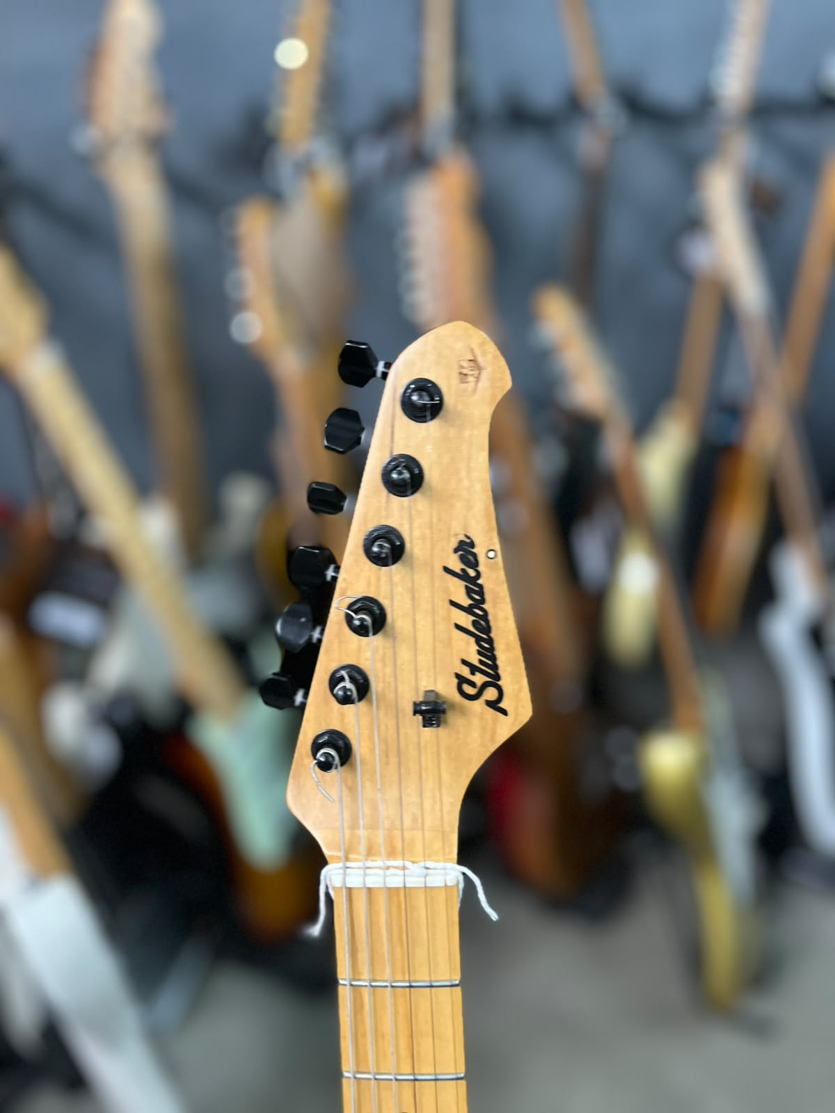 Guitarra Studebaker Jaguar azul sparkle escudo preto miniatura 6