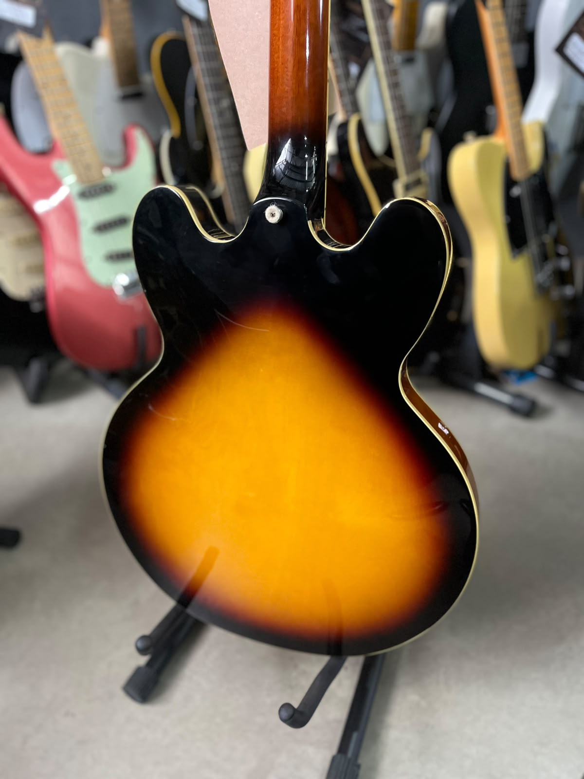 Guitarra Epiphone Semi acústica ES335 Sunburst escudo preto miniatura 8