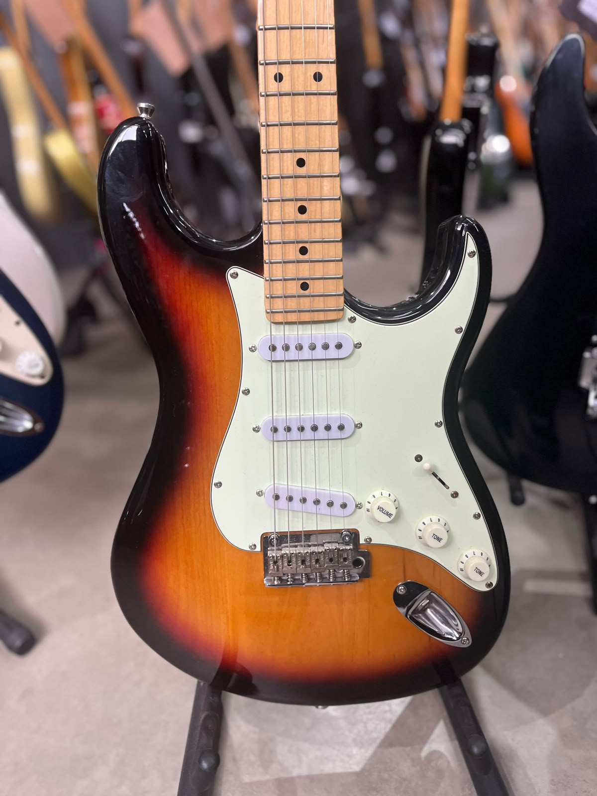 Guitarra Tagima T635 Sunburst escudo creme