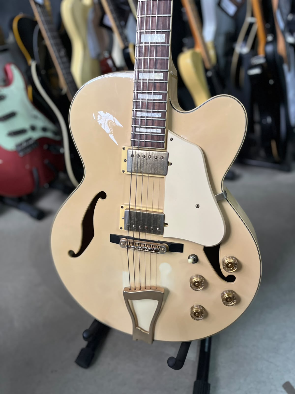 Guitarra Marca Ibanez – Modelo: Semi acústica Creme miniatura 2