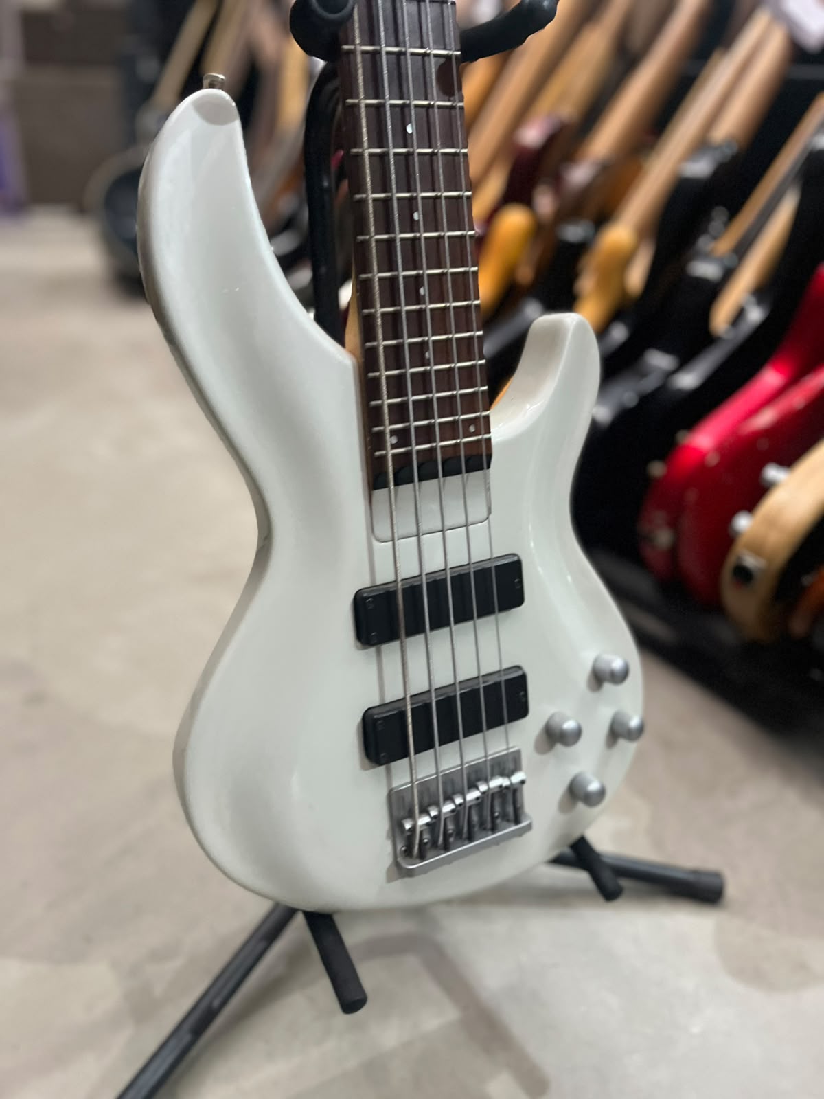 Baixo Marca Ária pro – Modelo: 5 cordas Branco perolado miniatura 3