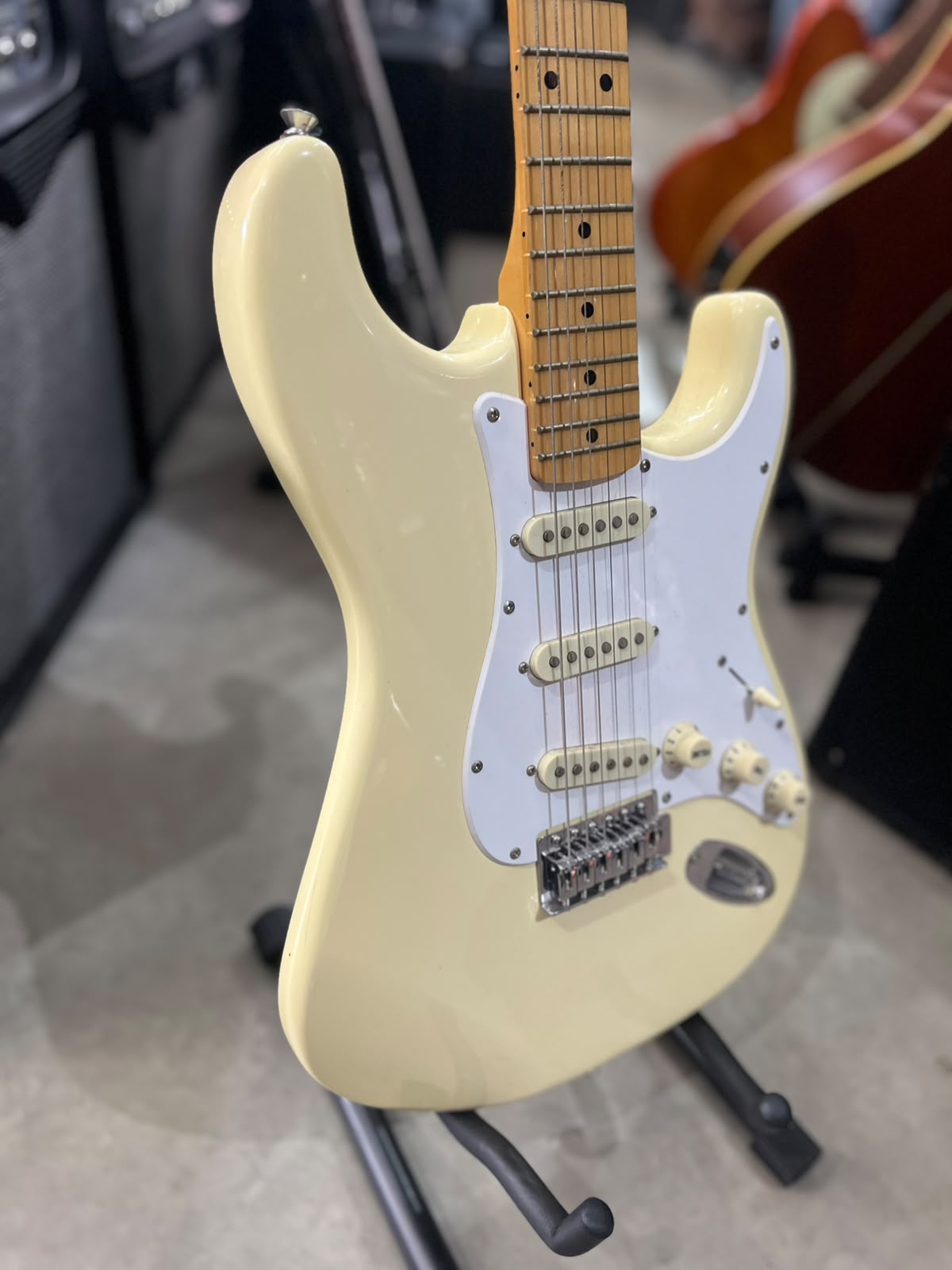 Guitarra Marca: SX – Modelo strato Creme escudo branco miniatura 3