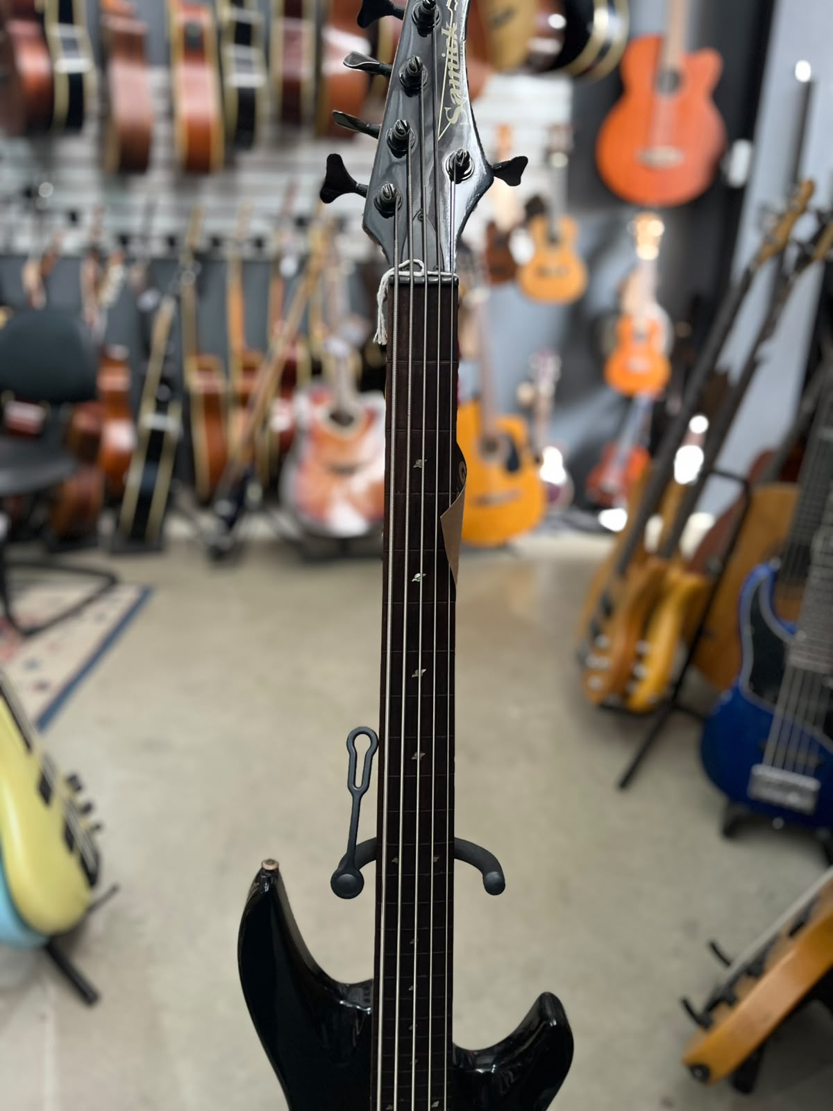 Baixo Samick Preto – Modelo Artist Series 5 cordas miniatura 4