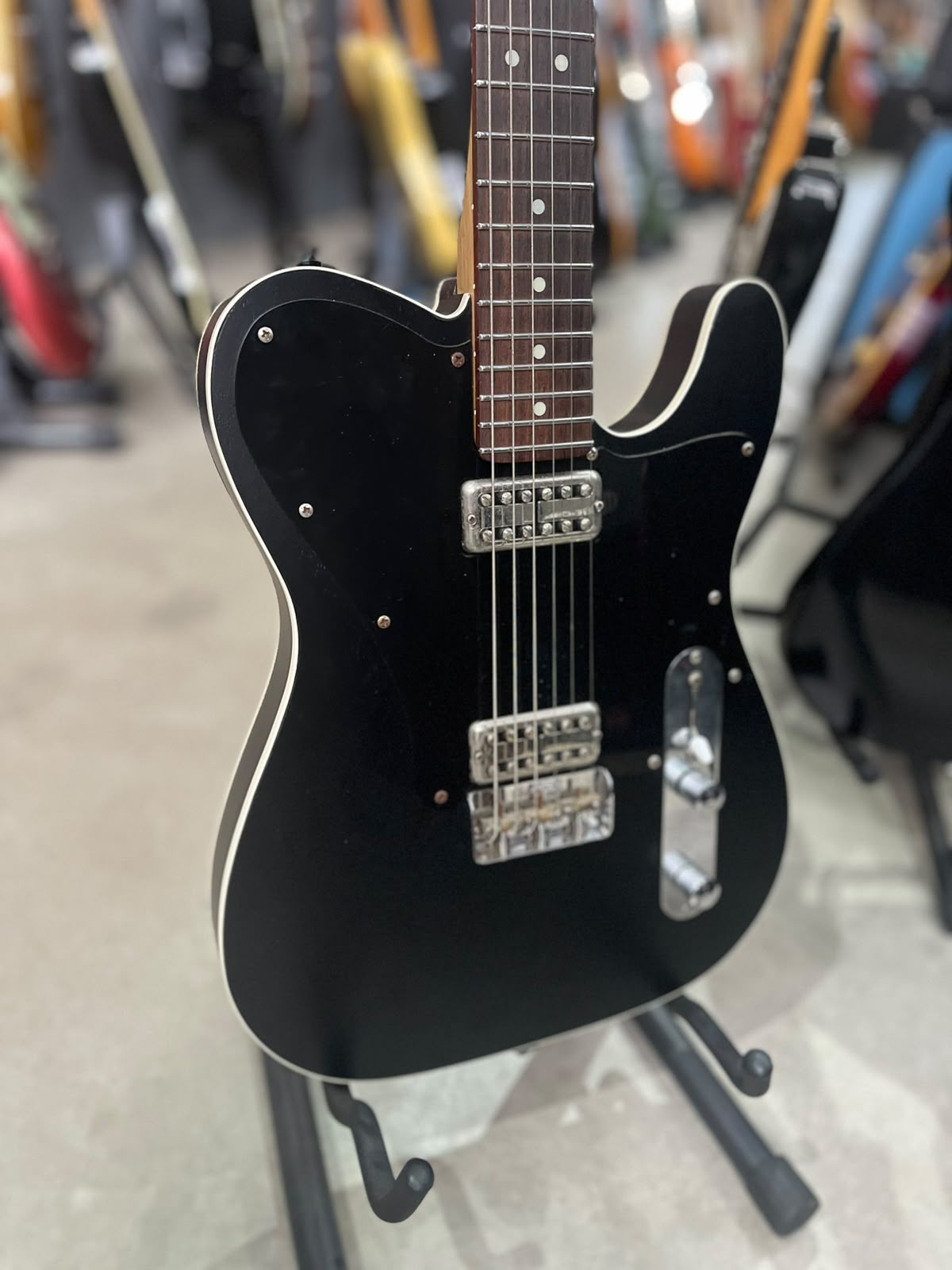 Guitarra Marca Victoria – Modelo: Telecaster miniatura 3