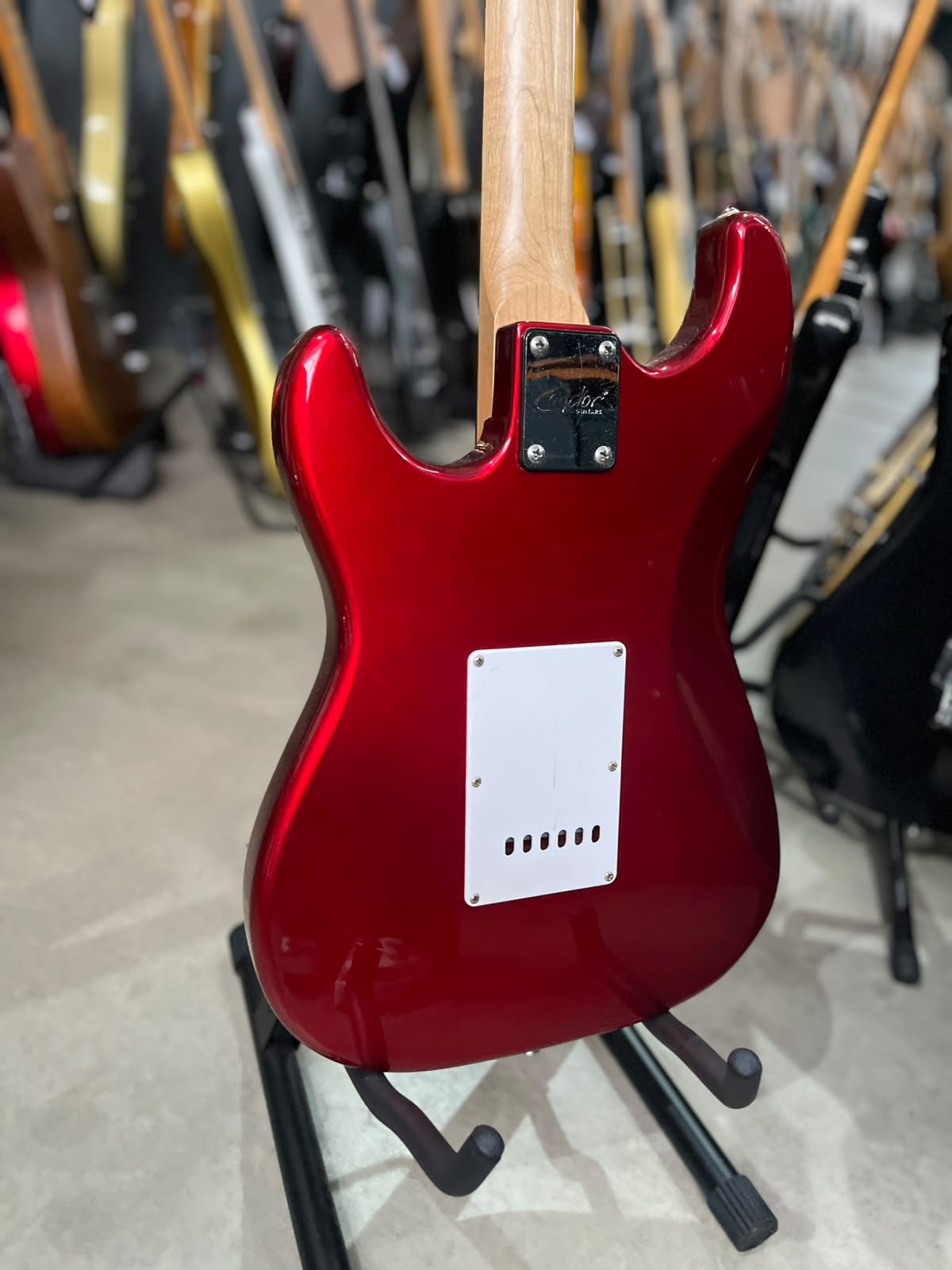 Guitarra Condor Modelo: Strato vermelha escudo branco miniatura 10