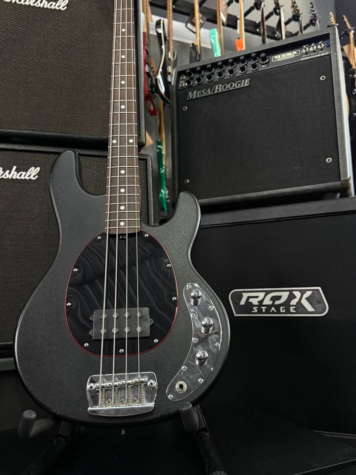 Baixo SUB MUSIC MAN AMERICANO 2005 4 cordas preto fosco miniatura 3