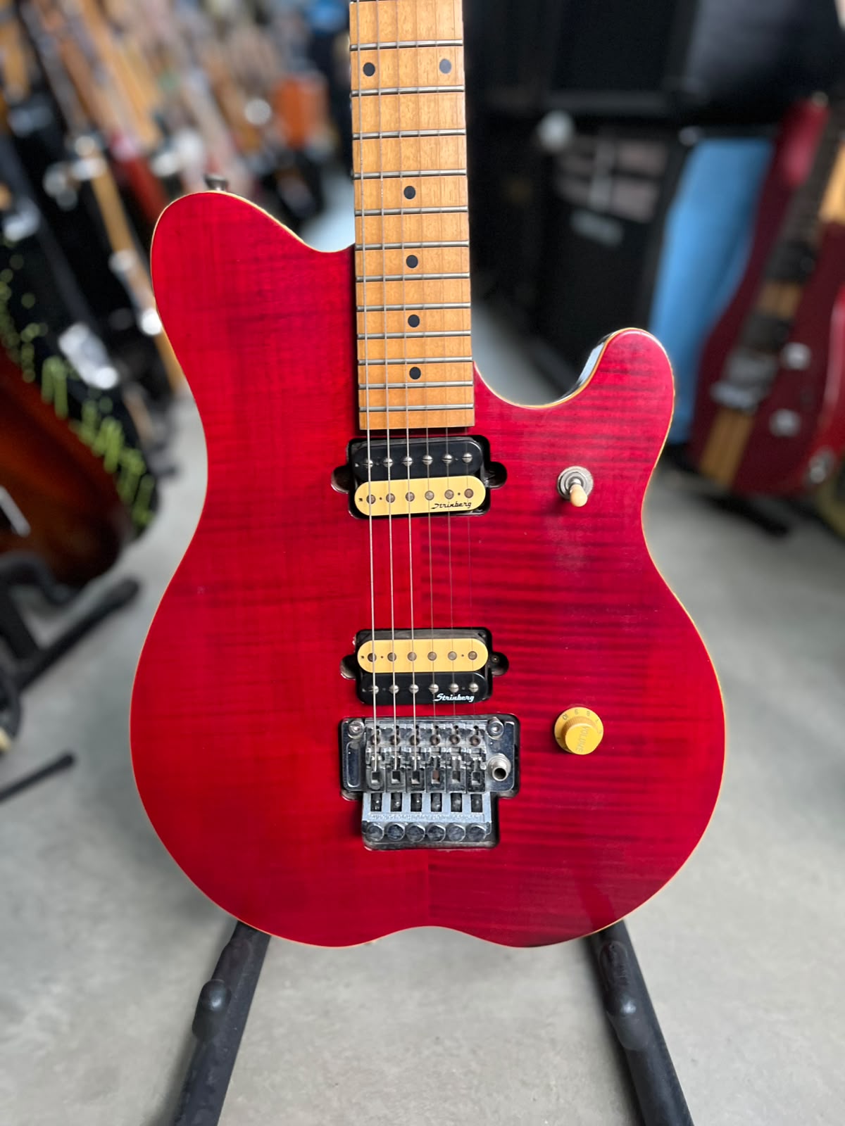 Guitarra Com Floyd vermelha frizo creme Strinberg