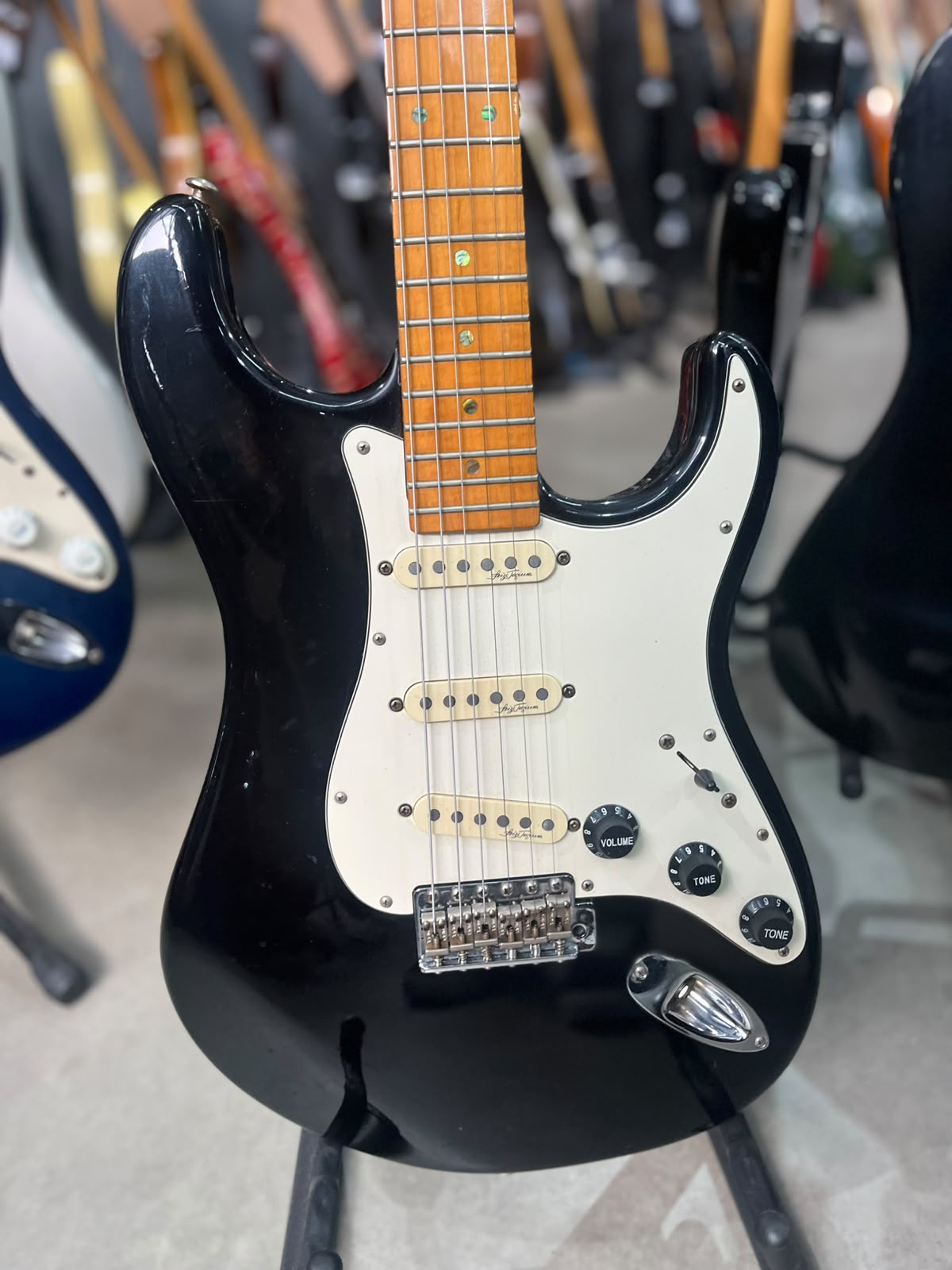 GUITARRA TAGIMA ANTIGA STRATO PRETA COM ESCUDO CREME