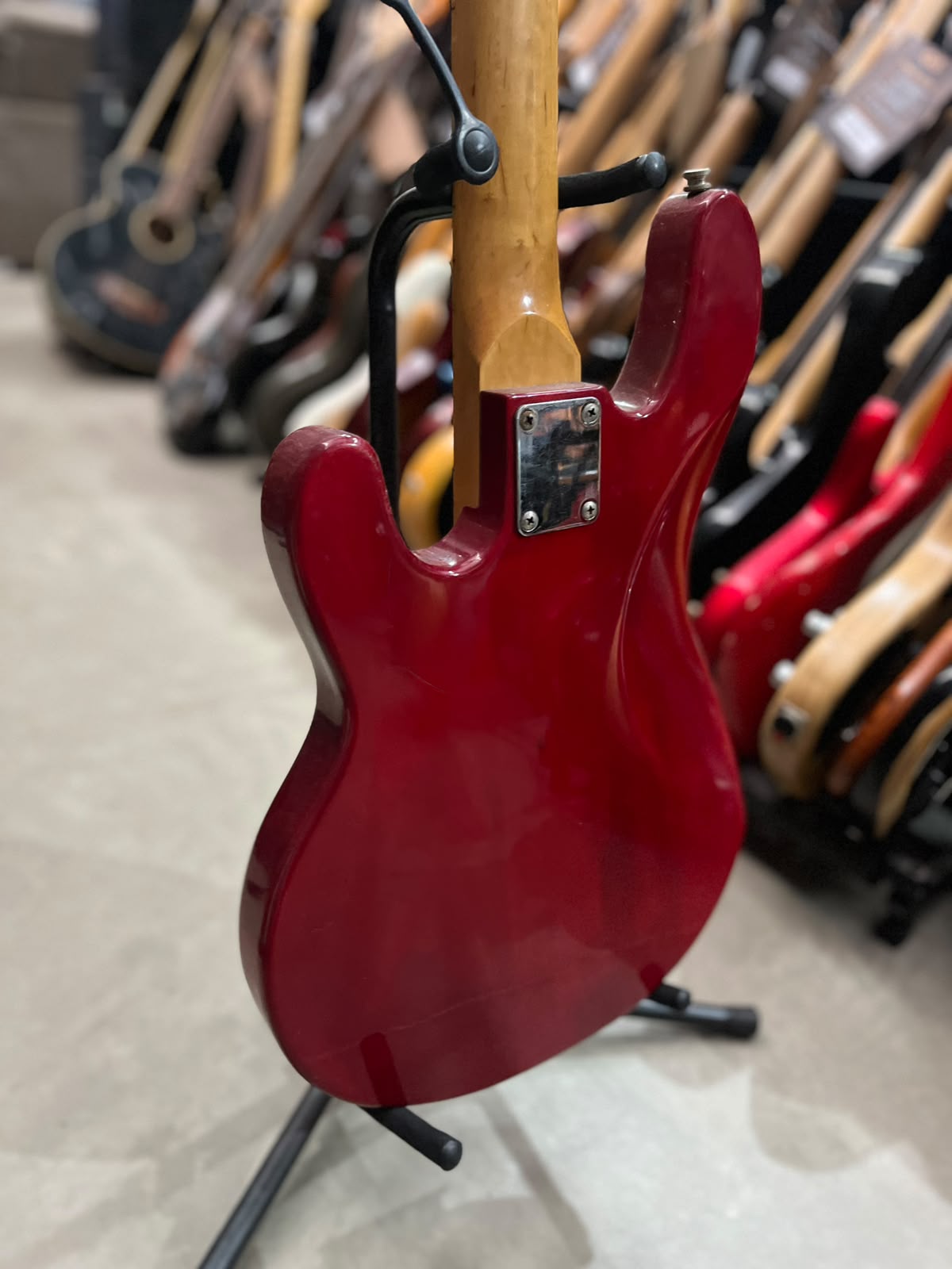 Baixo Groovin Vermelho – Modelo Californa Series 5 cordas miniatura 9