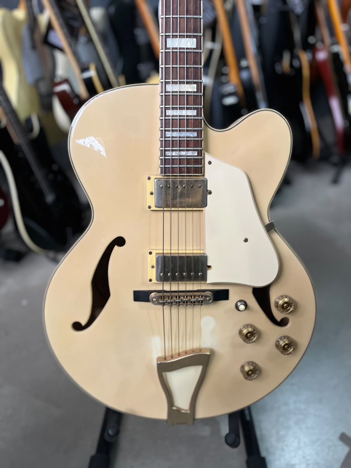Guitarra Marca Ibanez – Modelo: Semi acústica Creme