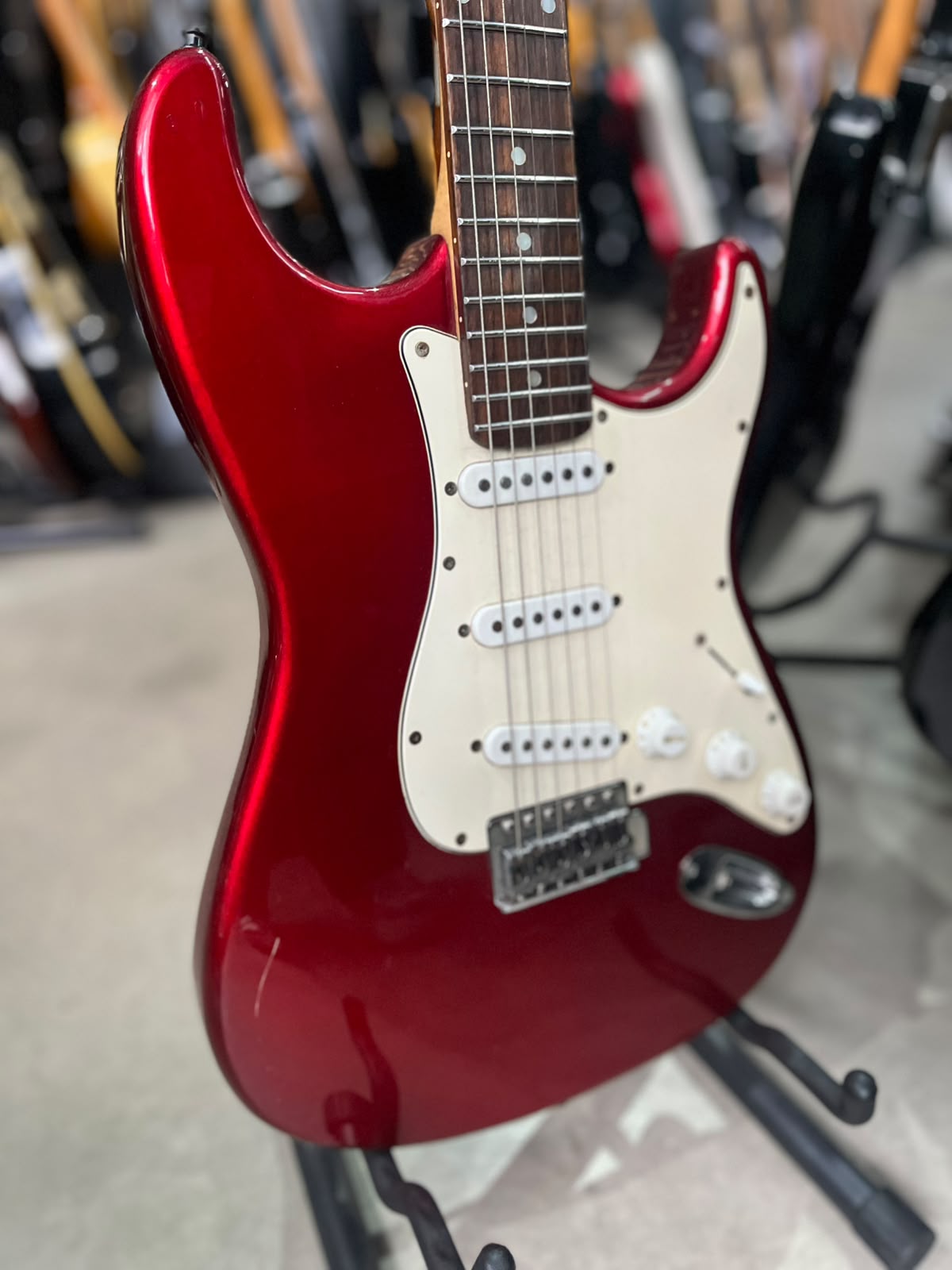 Guitarra Memphis Strato Vermelha  com escudo branco miniatura 3