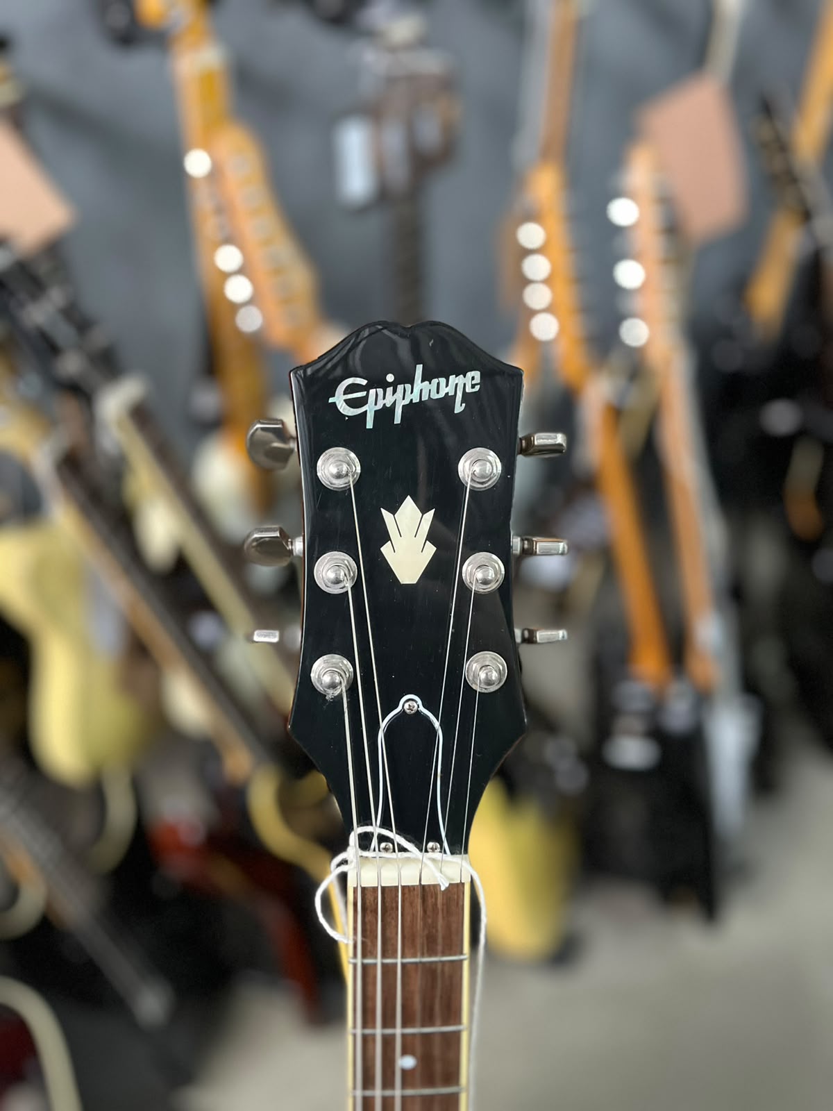 Guitarra Epiphone Semi acústica ES335 Sunburst escudo preto miniatura 5