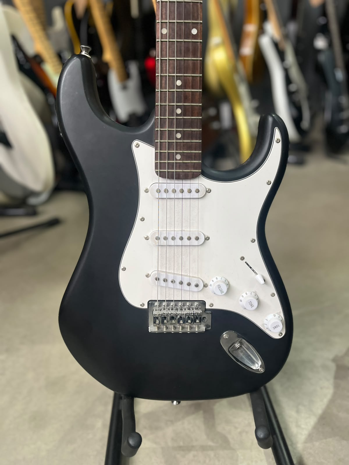 Guitarra Memphis MG32 Strato  Preta fosca escudo branco miniatura 4