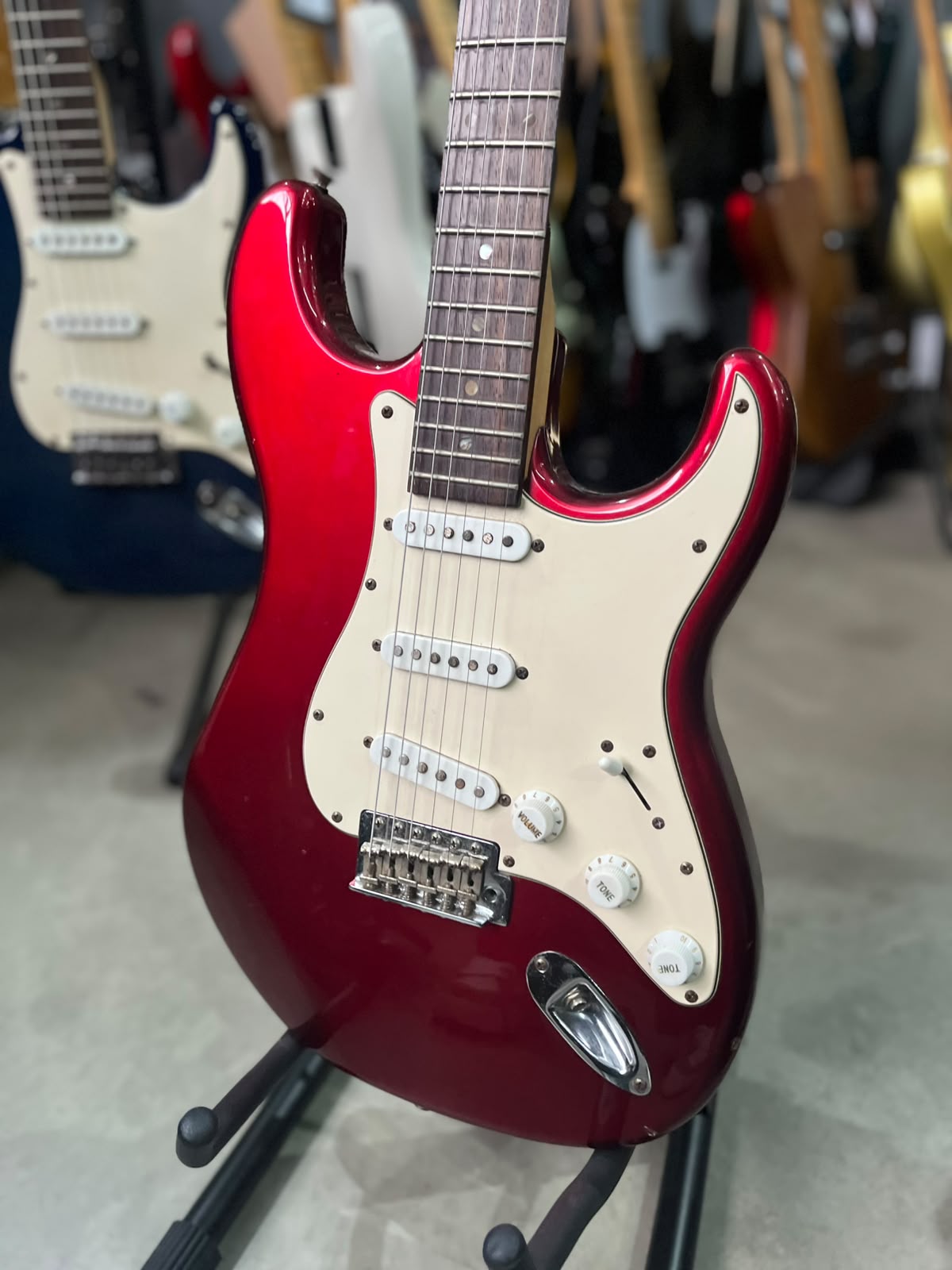 Guitarra Tagima modelo T735S Strato vermelha escudo creme miniatura 2