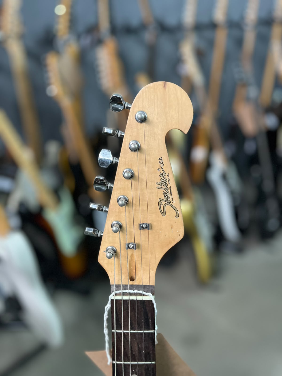Guitarra Califórnia Especial Strato preta com escudo branco  Shelter miniatura 6