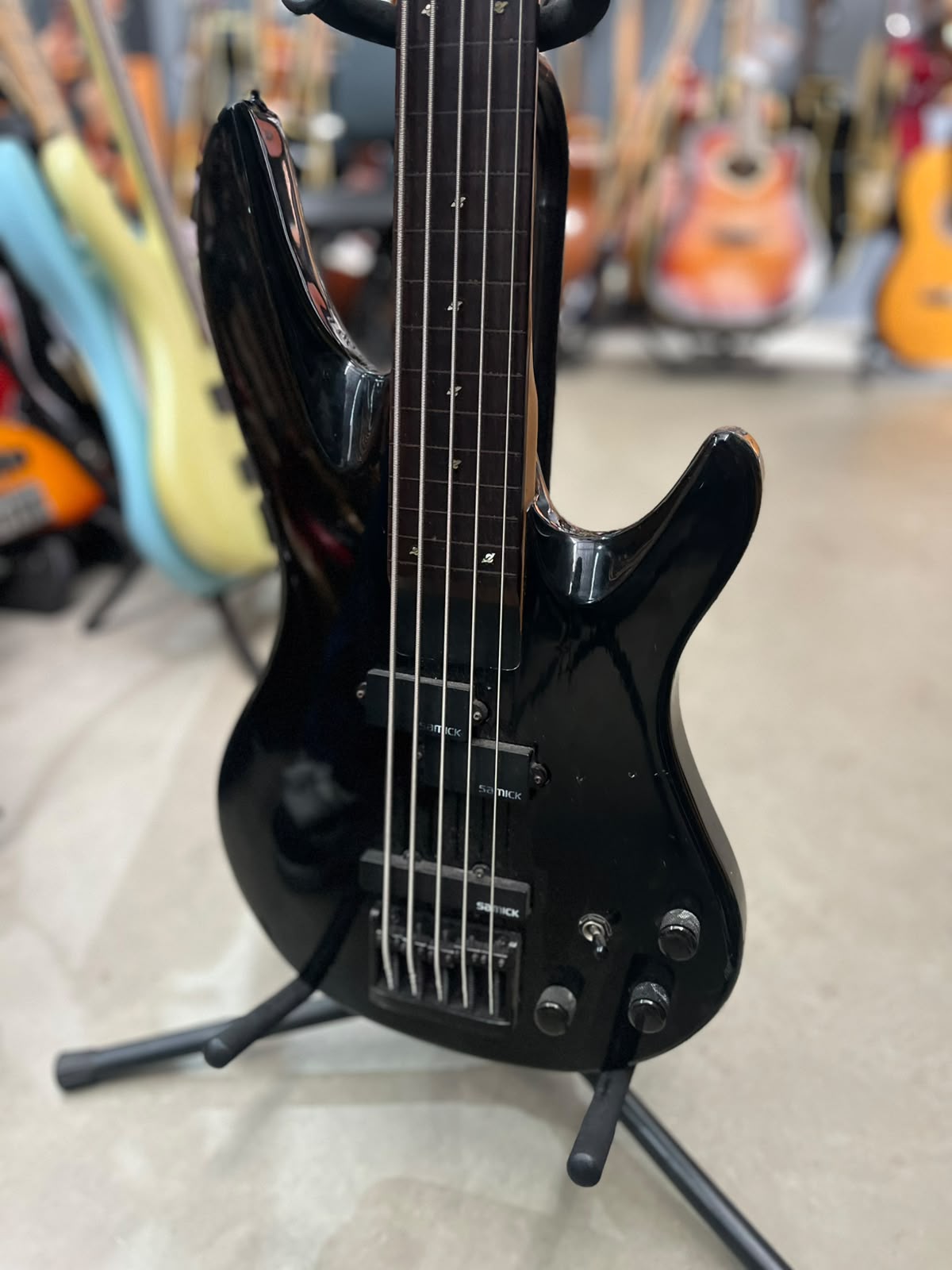 Baixo Samick Preto – Modelo Artist Series 5 cordas miniatura 2