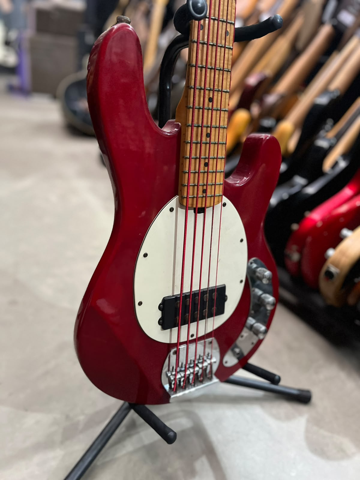 Baixo Groovin Vermelho – Modelo Californa Series 5 cordas miniatura 3