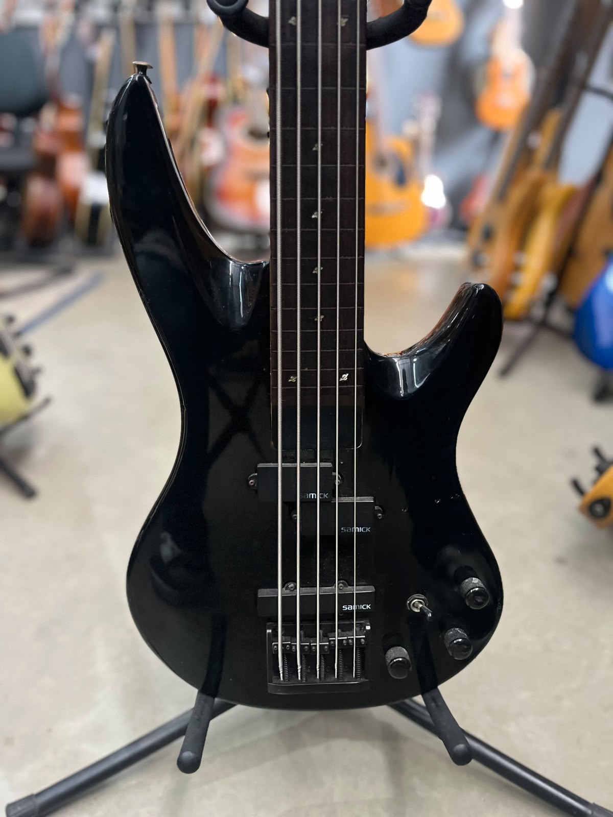 Baixo Samick Preto – Modelo Artist Series 5 cordas