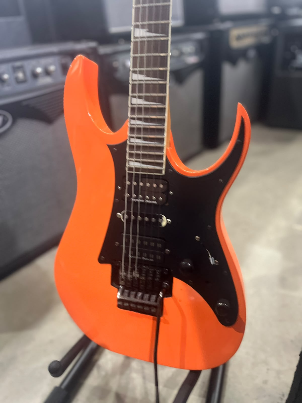 Guitarra Ibanez Laranja Ibanez RG Series – escudo preto  com floyd miniatura 2