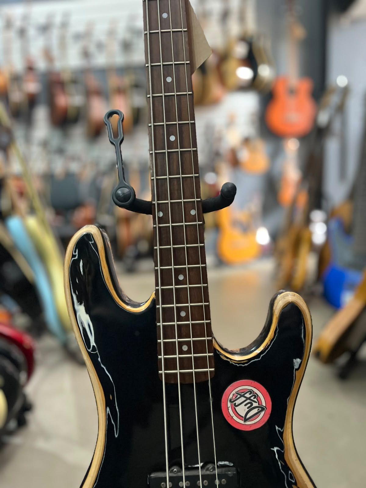 Baixo Marca Epiphone – Modelo: 4 cordas preto com madeira (relicado) miniatura 5