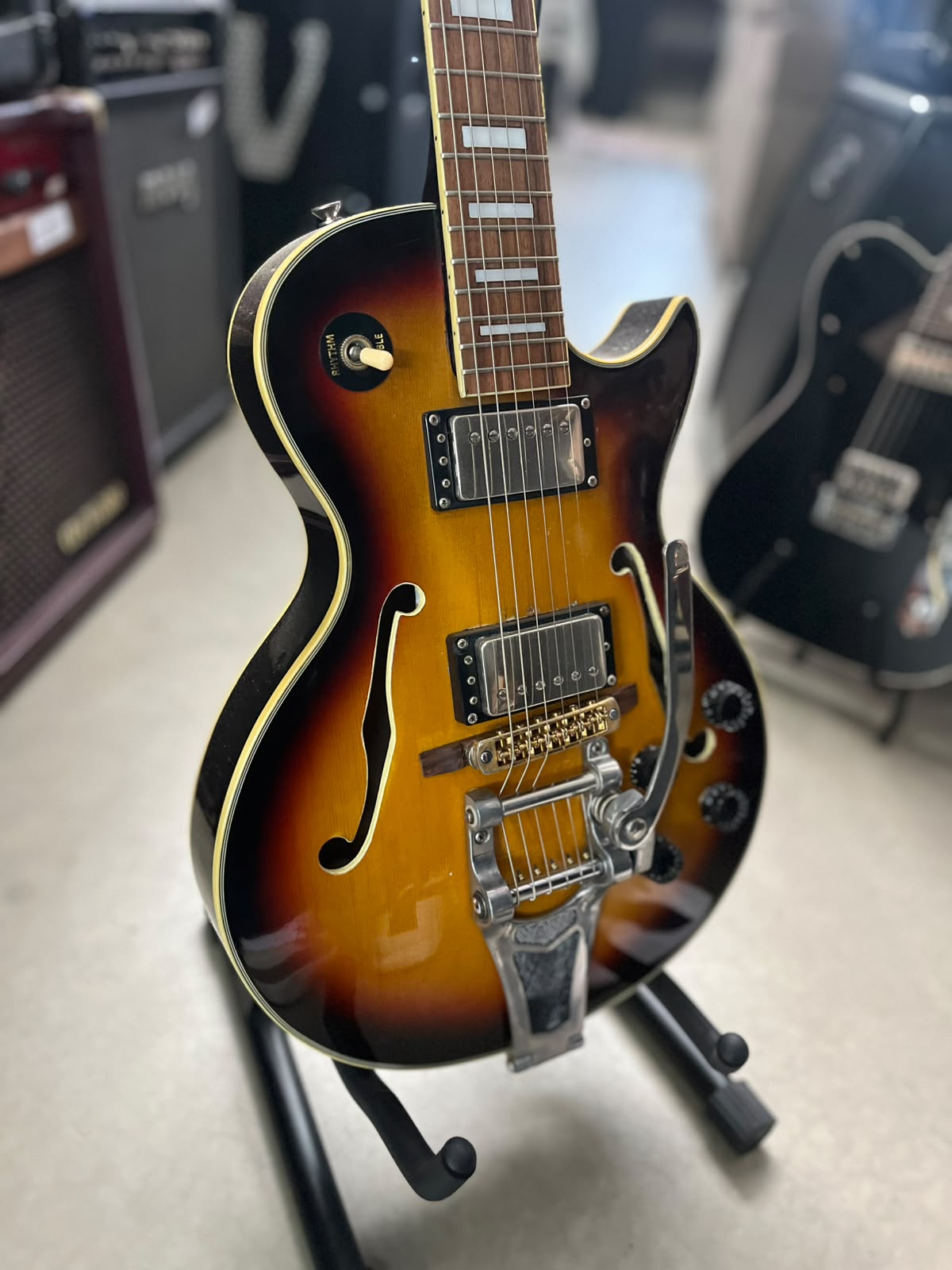 Guitarra Washburn semi Hollow miniatura 3
