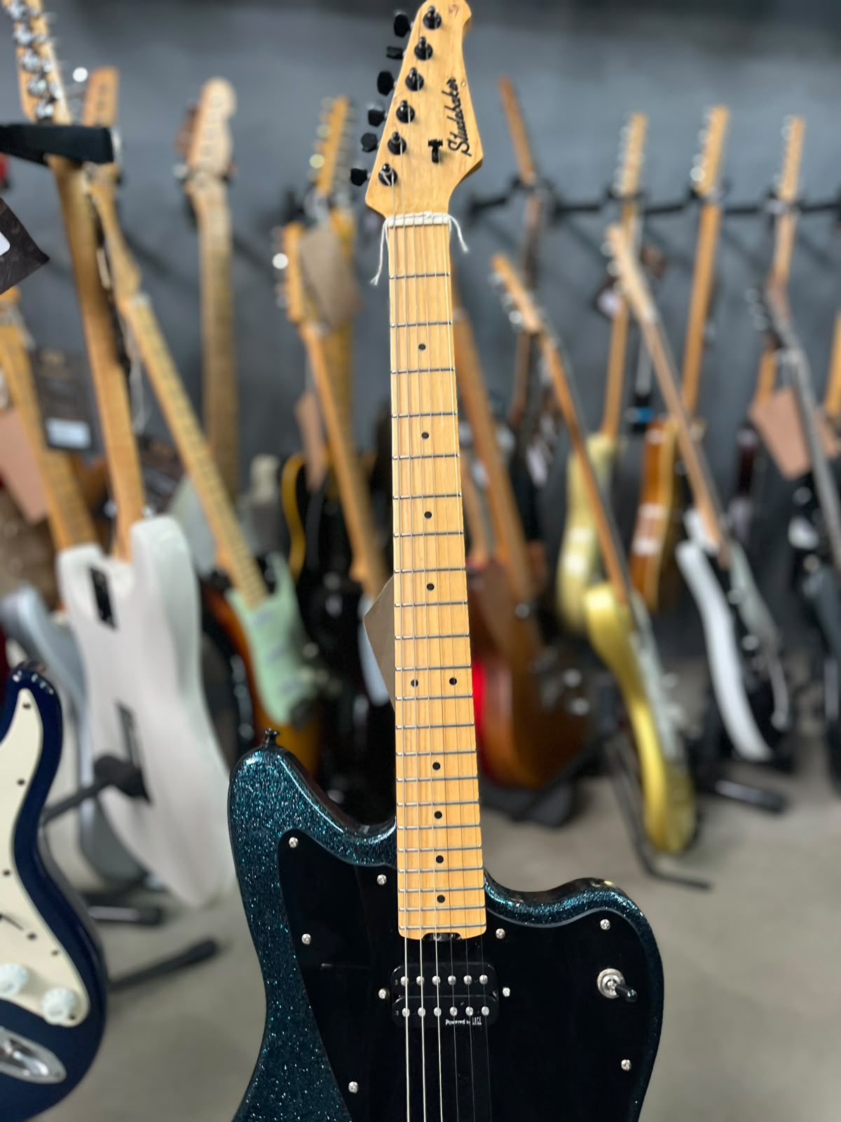 Guitarra Studebaker Jaguar azul sparkle escudo preto miniatura 5