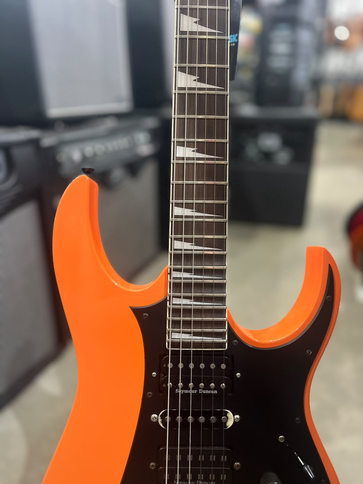 Guitarra Ibanez Laranja Ibanez RG Series – escudo preto  com floyd miniatura 4