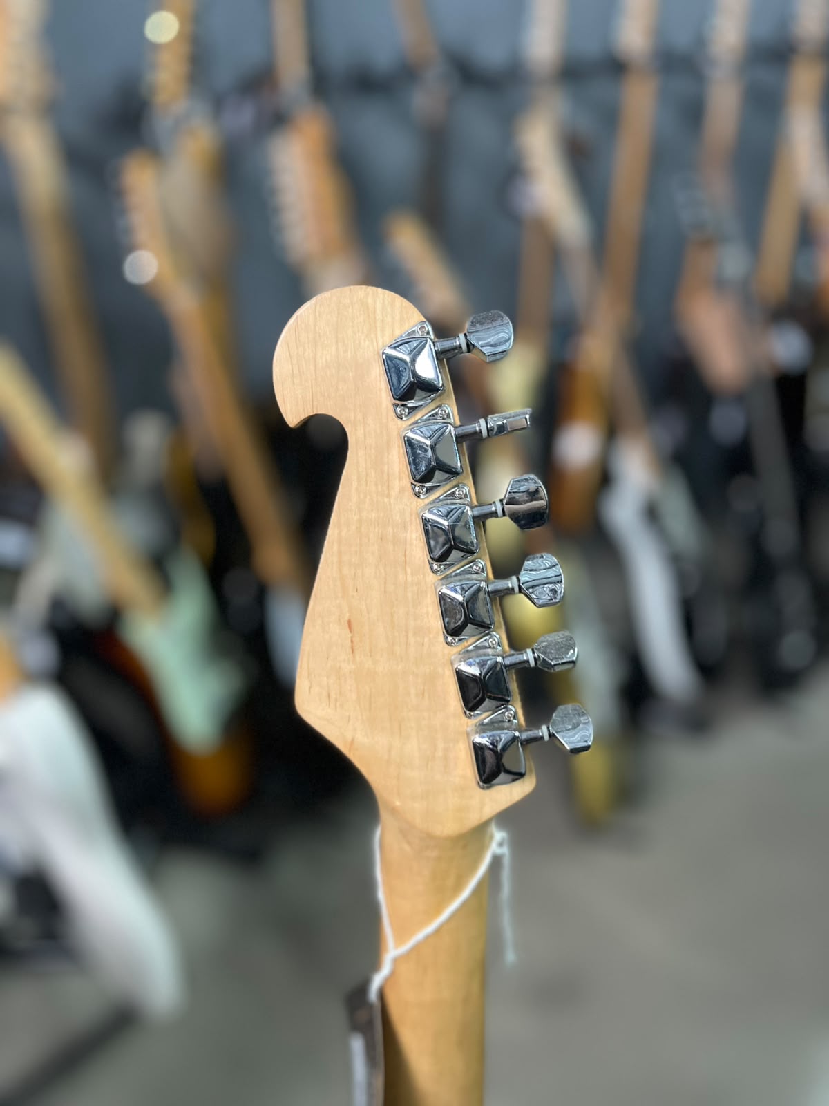 Guitarra Califórnia Especial Strato preta com escudo branco  Shelter miniatura 7