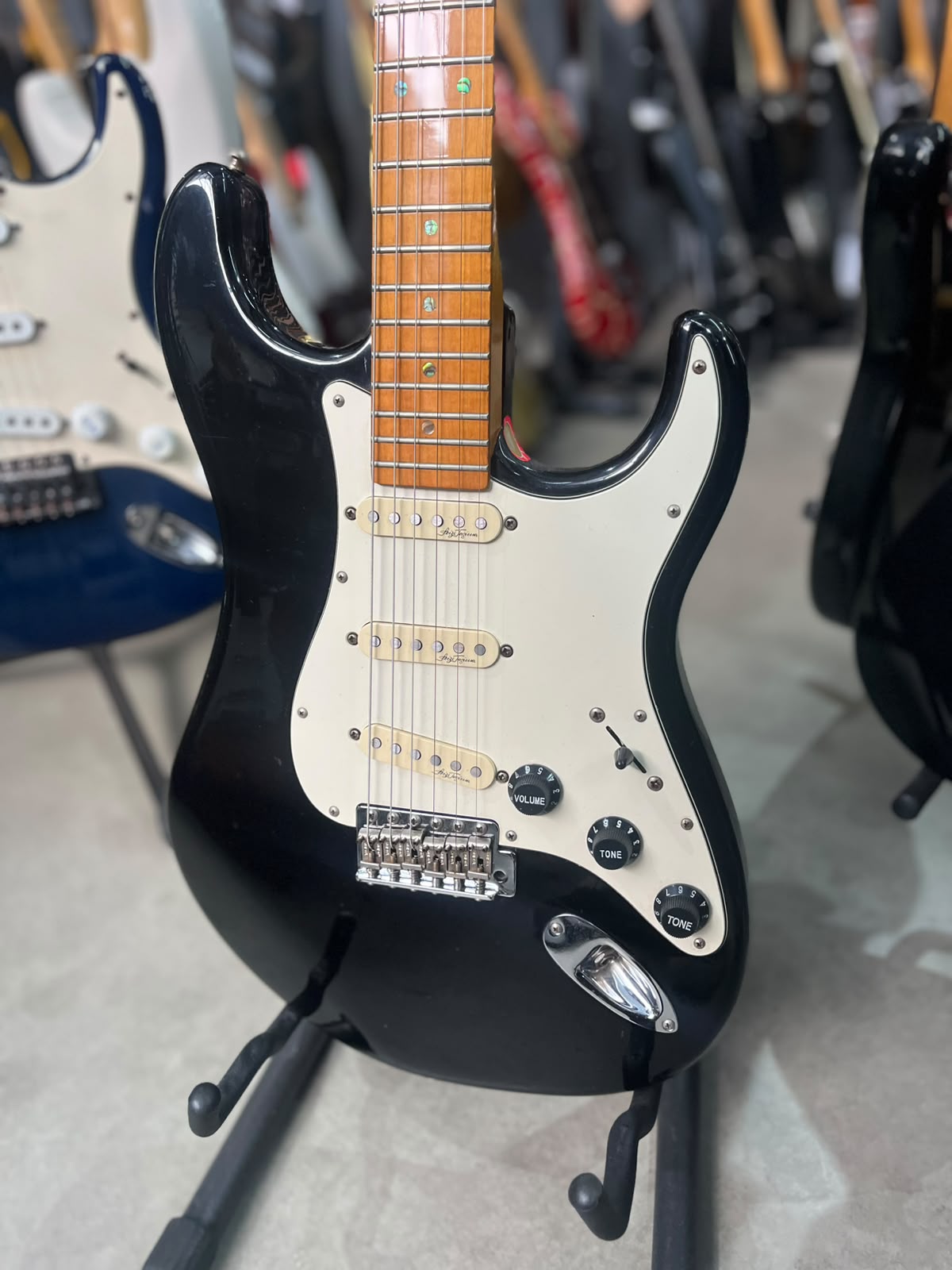 GUITARRA TAGIMA ANTIGA STRATO PRETA COM ESCUDO CREME miniatura 2