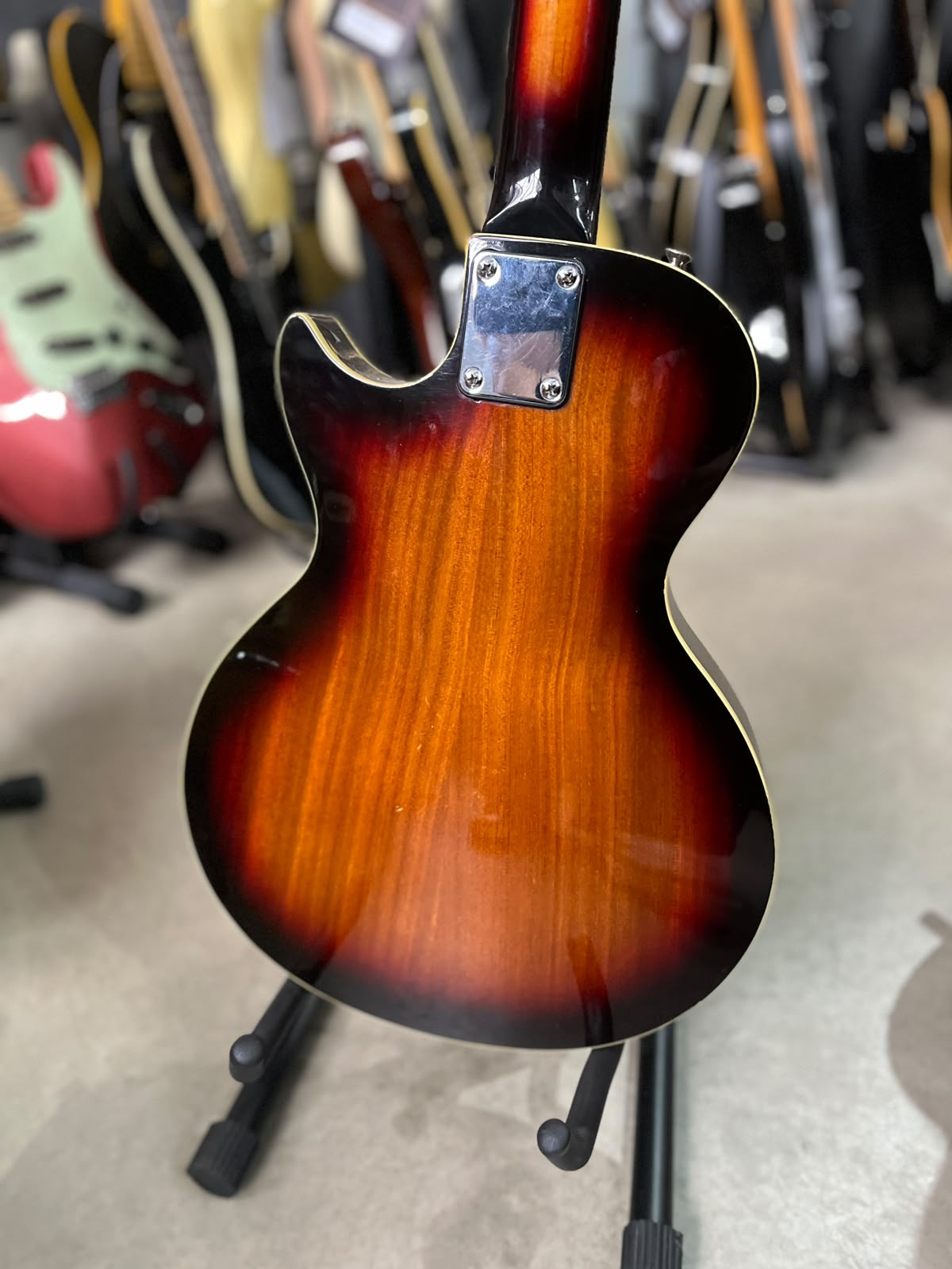 Guitarra Washburn semi Hollow miniatura 7