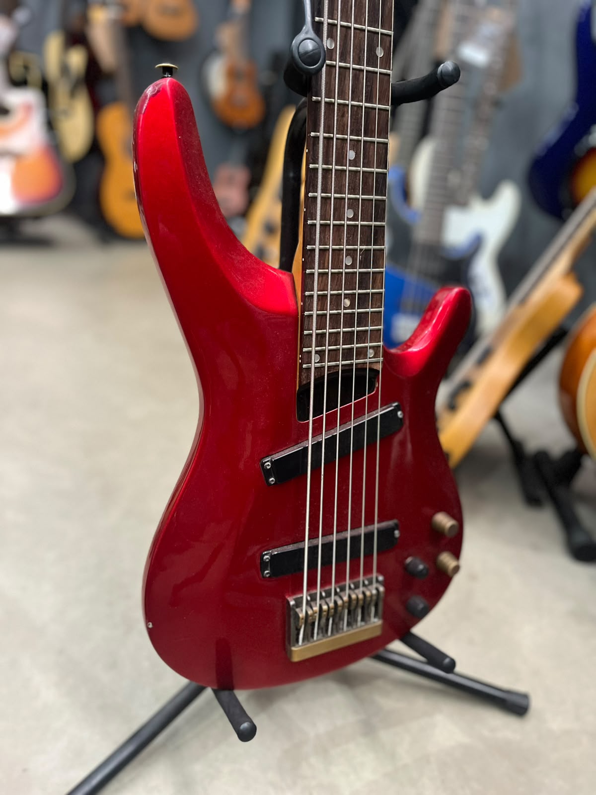 Baixo Yamaha Vermelho – Modelo 6 cordas miniatura 3