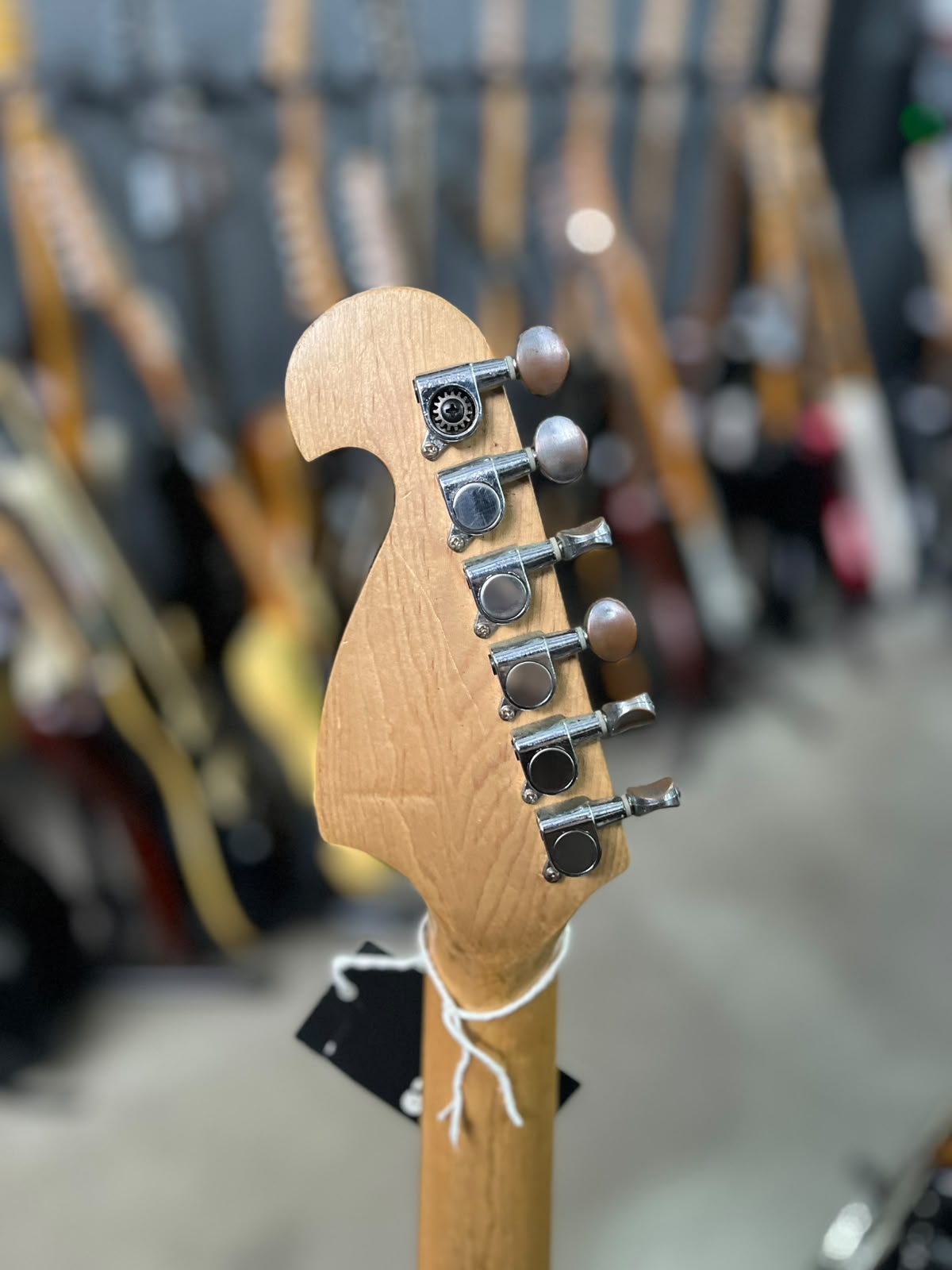 Guitarra Memphis Strato Vermelha  com escudo branco miniatura 6