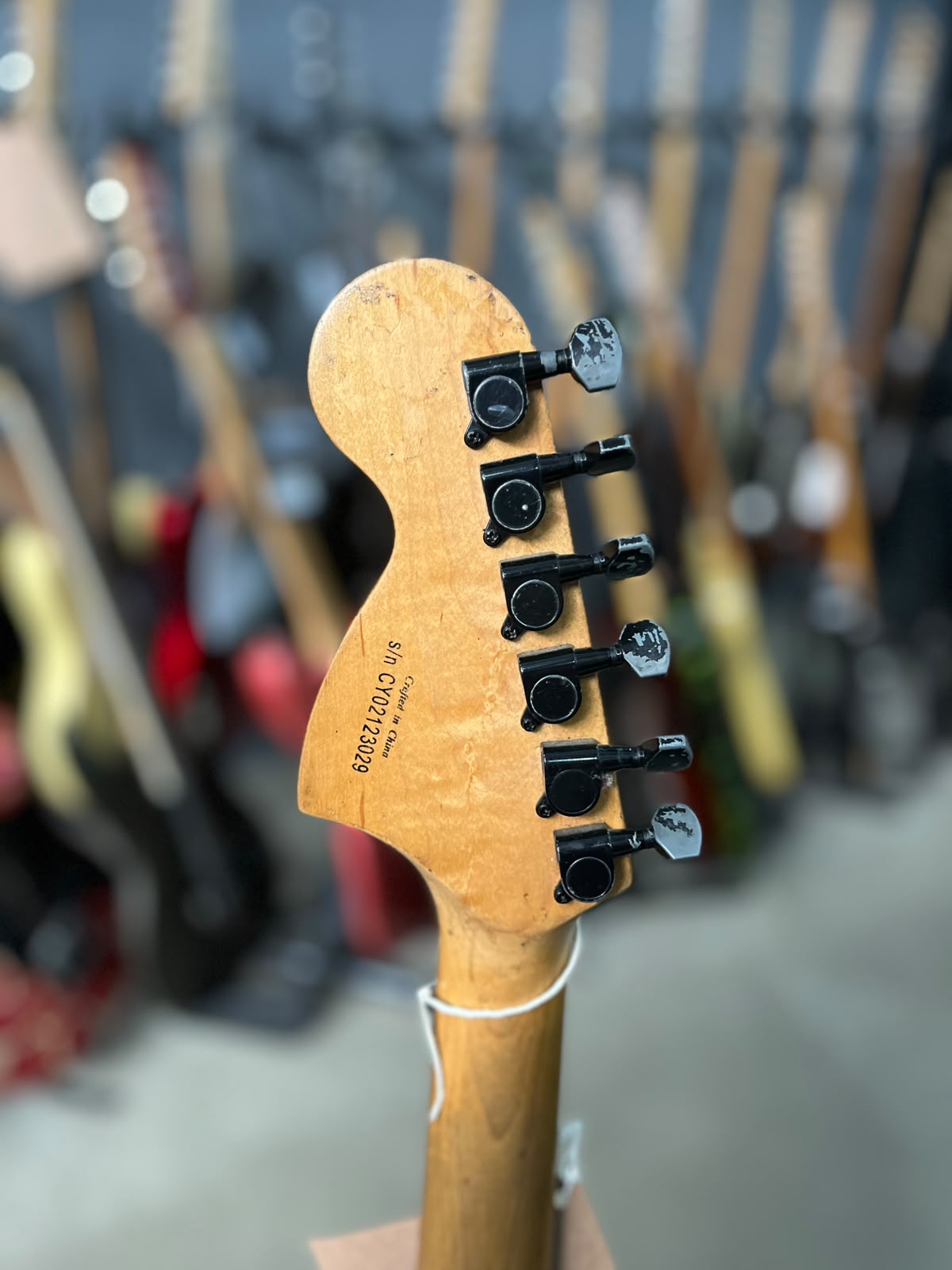 Guitarra Squier Strato Affinity creme com escudo preto miniatura 6