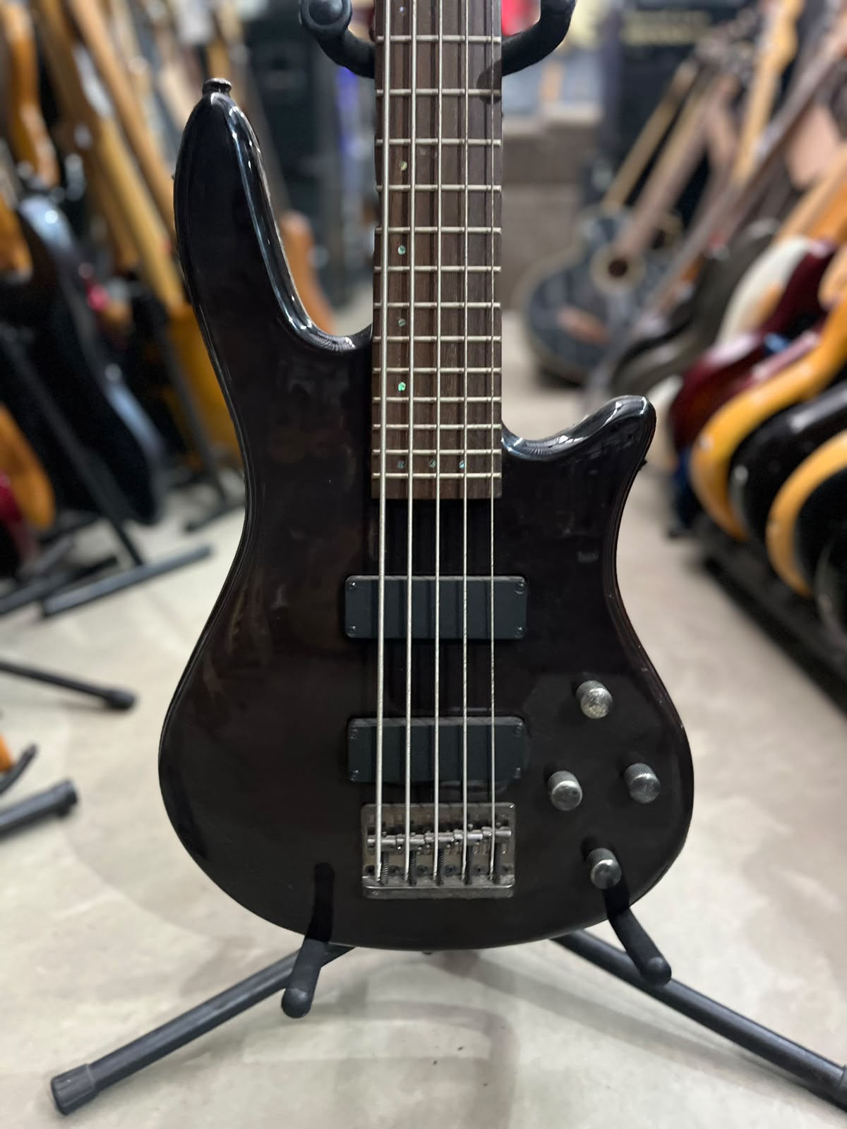 Baixo Marca Jay Turser – Modelo: JTB 52 QR 5 cordas