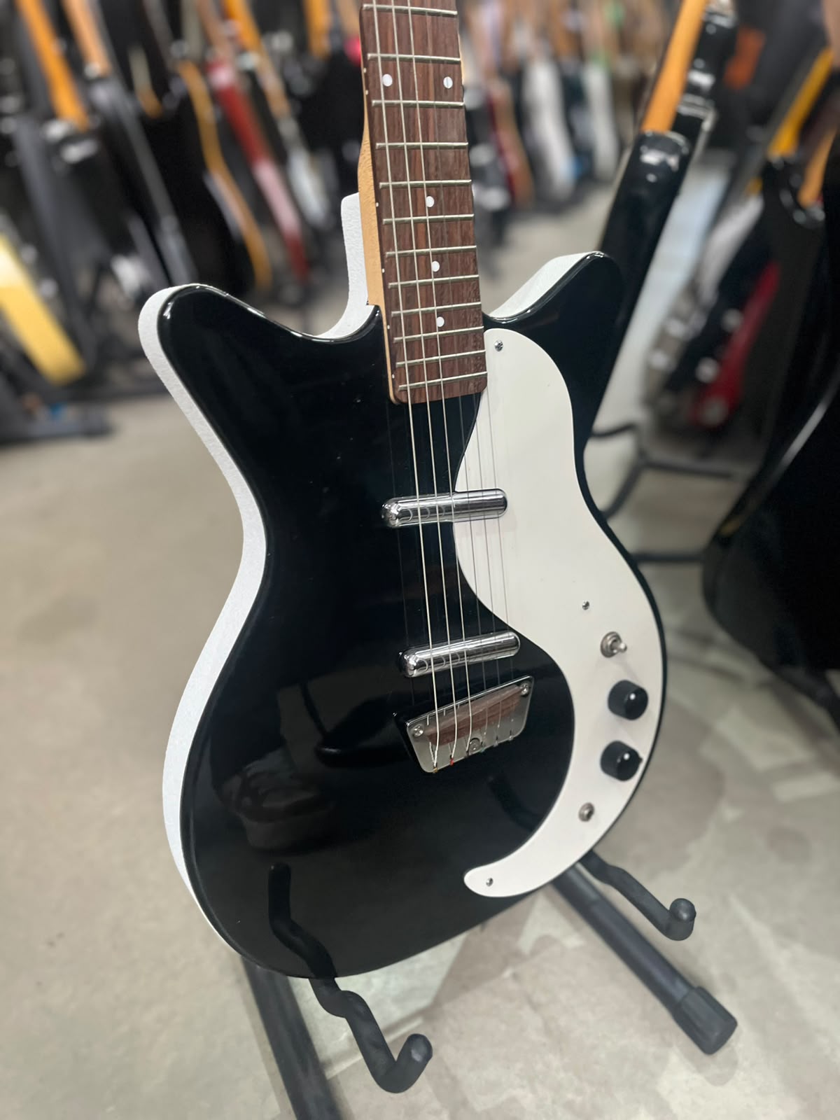 Guitarra Danelectro Stock 59 preta- escudo branco miniatura 3