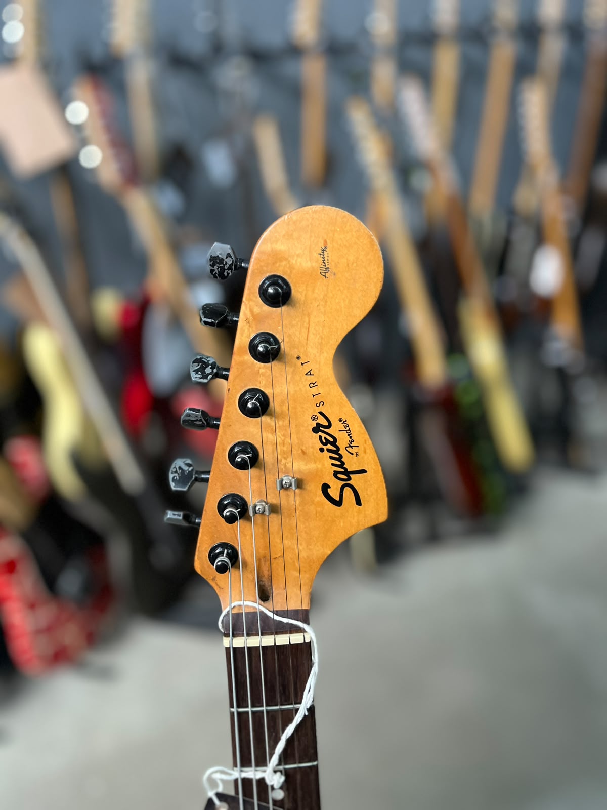 Guitarra Squier Strato Affinity creme com escudo preto miniatura 5