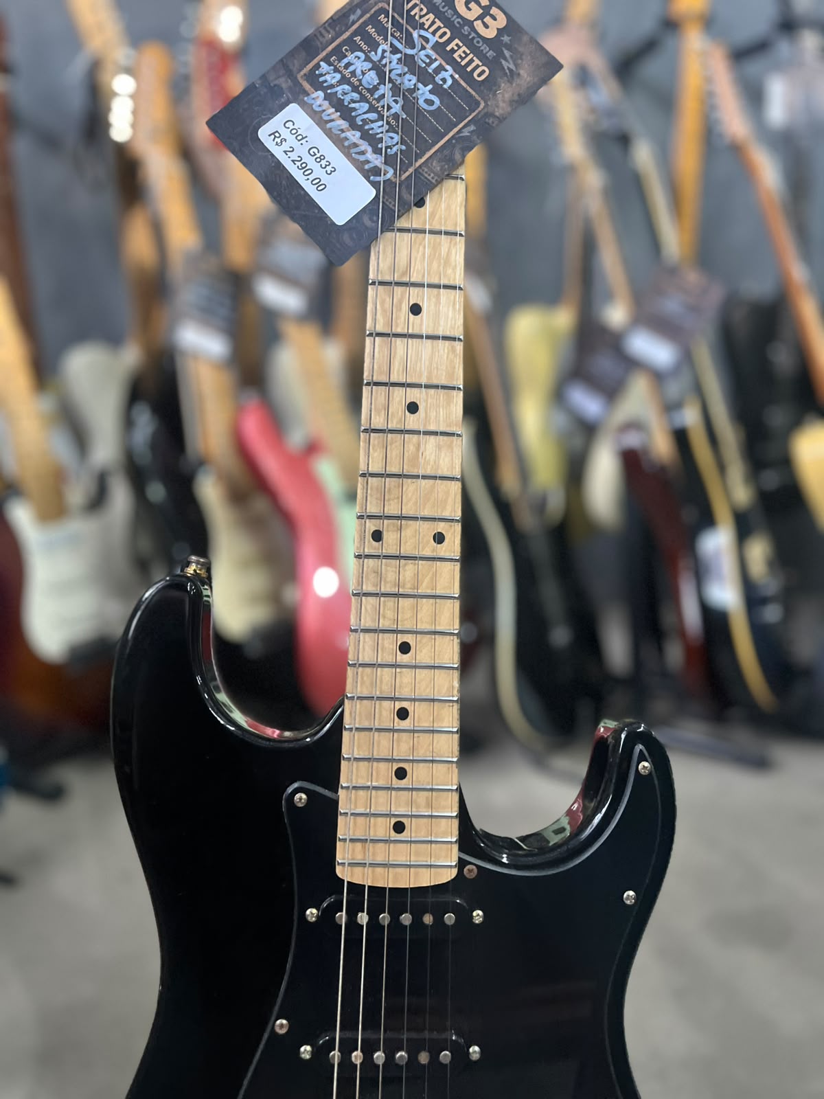 GUITARRA SEIZI STRATO PRETA TARRACHAS DOURADAS miniatura 3