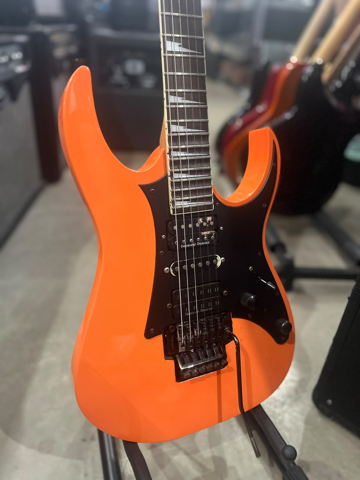 Guitarra Ibanez Laranja Ibanez RG Series – escudo preto  com floyd miniatura 3