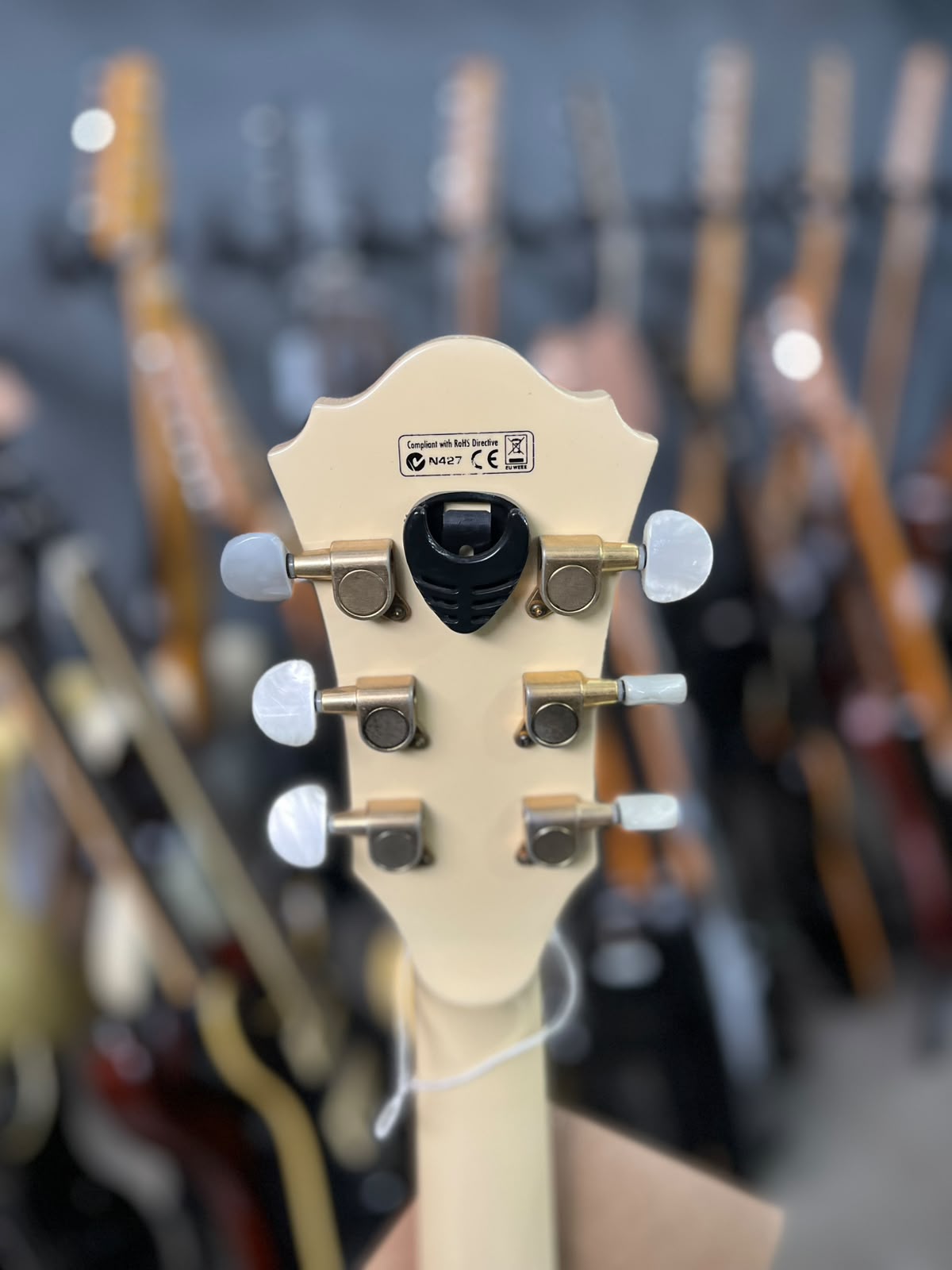 Guitarra Marca Ibanez – Modelo: Semi acústica Creme miniatura 6