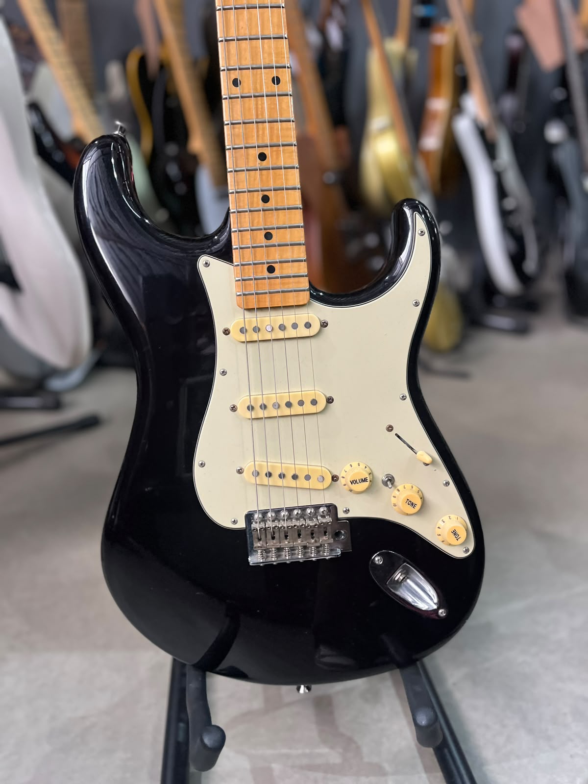 Guitarra Tagima  T-635 preta com escudo creme  Brasil