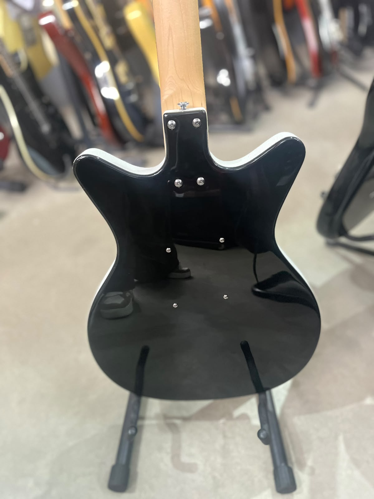 Guitarra Danelectro Stock 59 preta- escudo branco miniatura 7