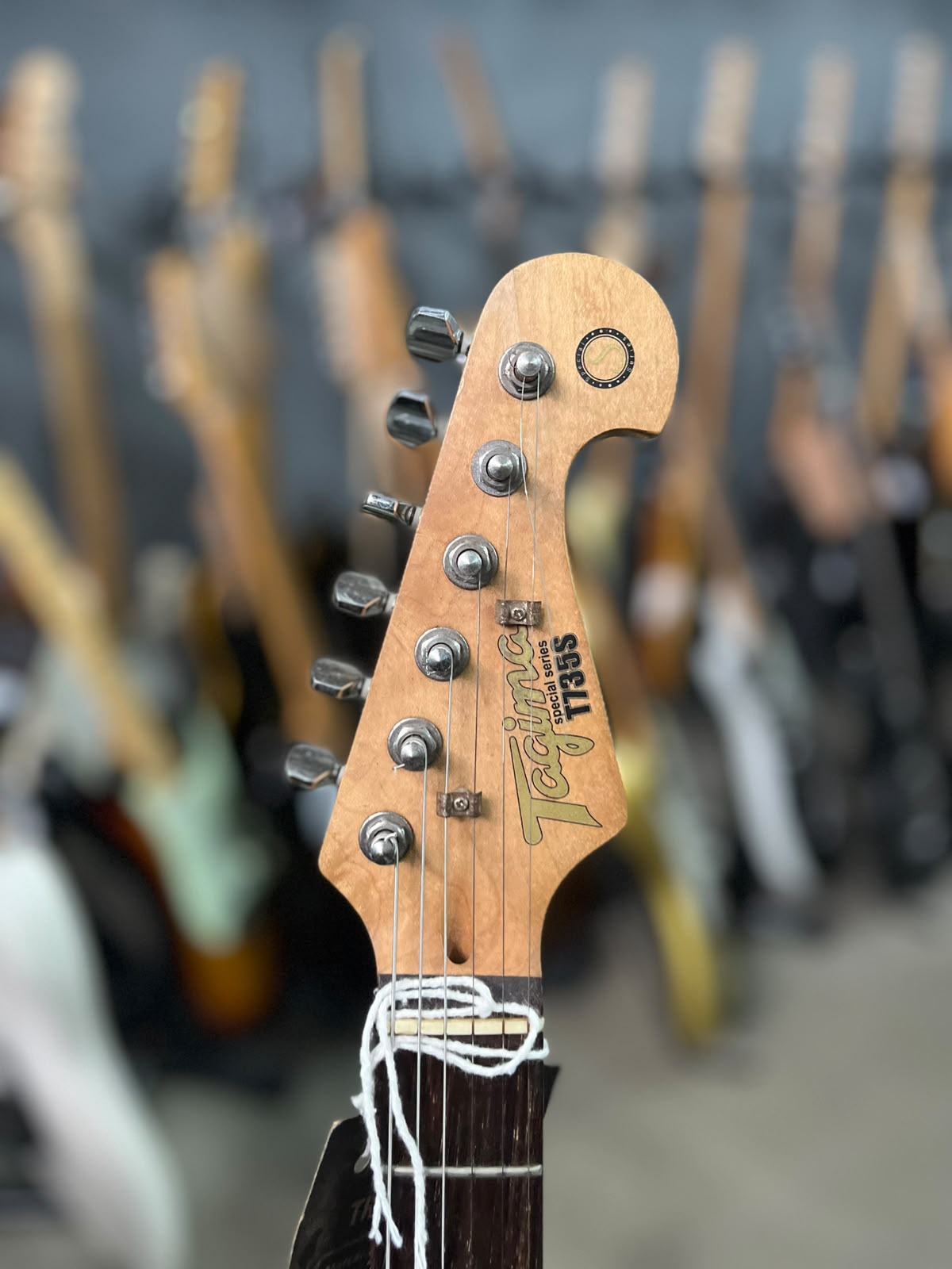 Guitarra Tagima modelo T735S Strato vermelha escudo creme miniatura 6