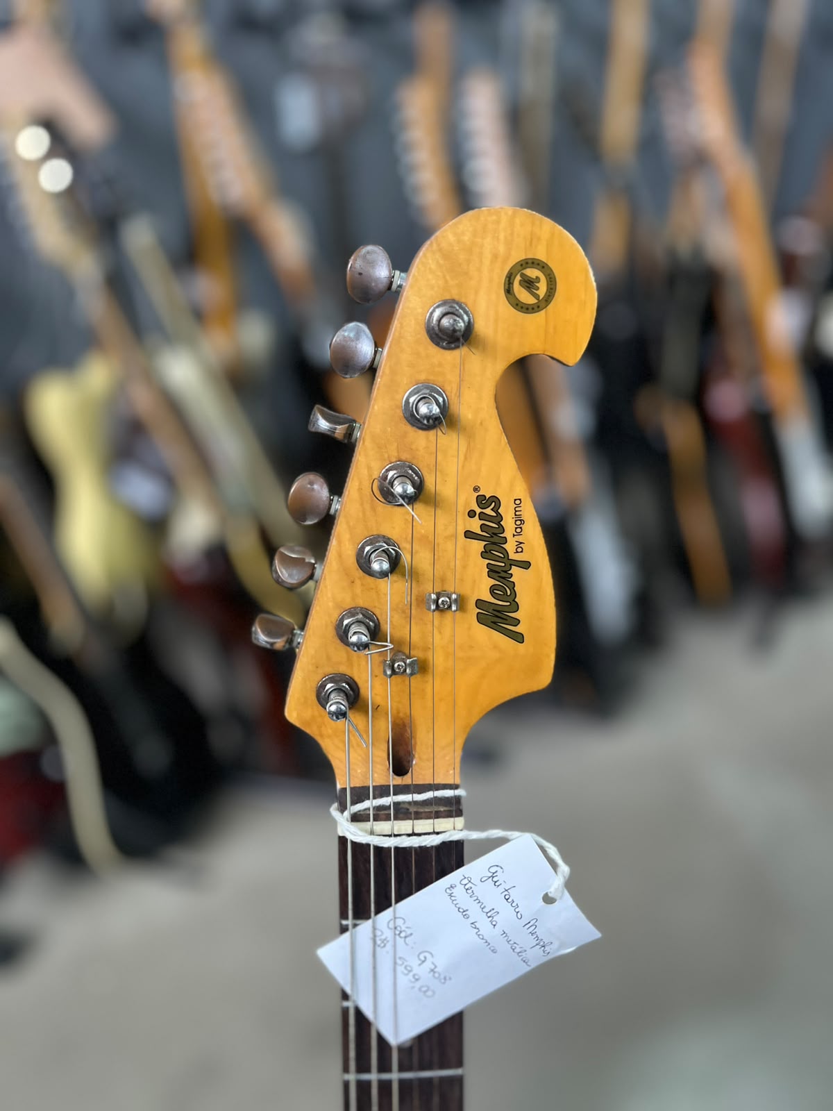 Guitarra Memphis Strato Vermelha  com escudo branco miniatura 5