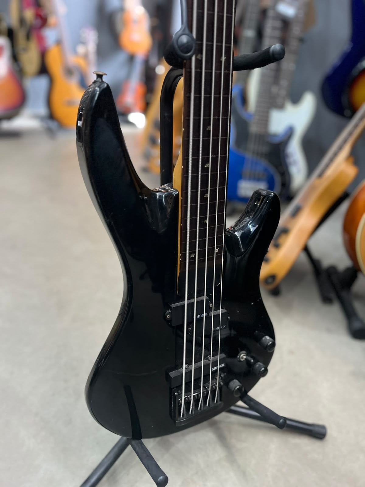 Baixo Samick Preto – Modelo Artist Series 5 cordas miniatura 3