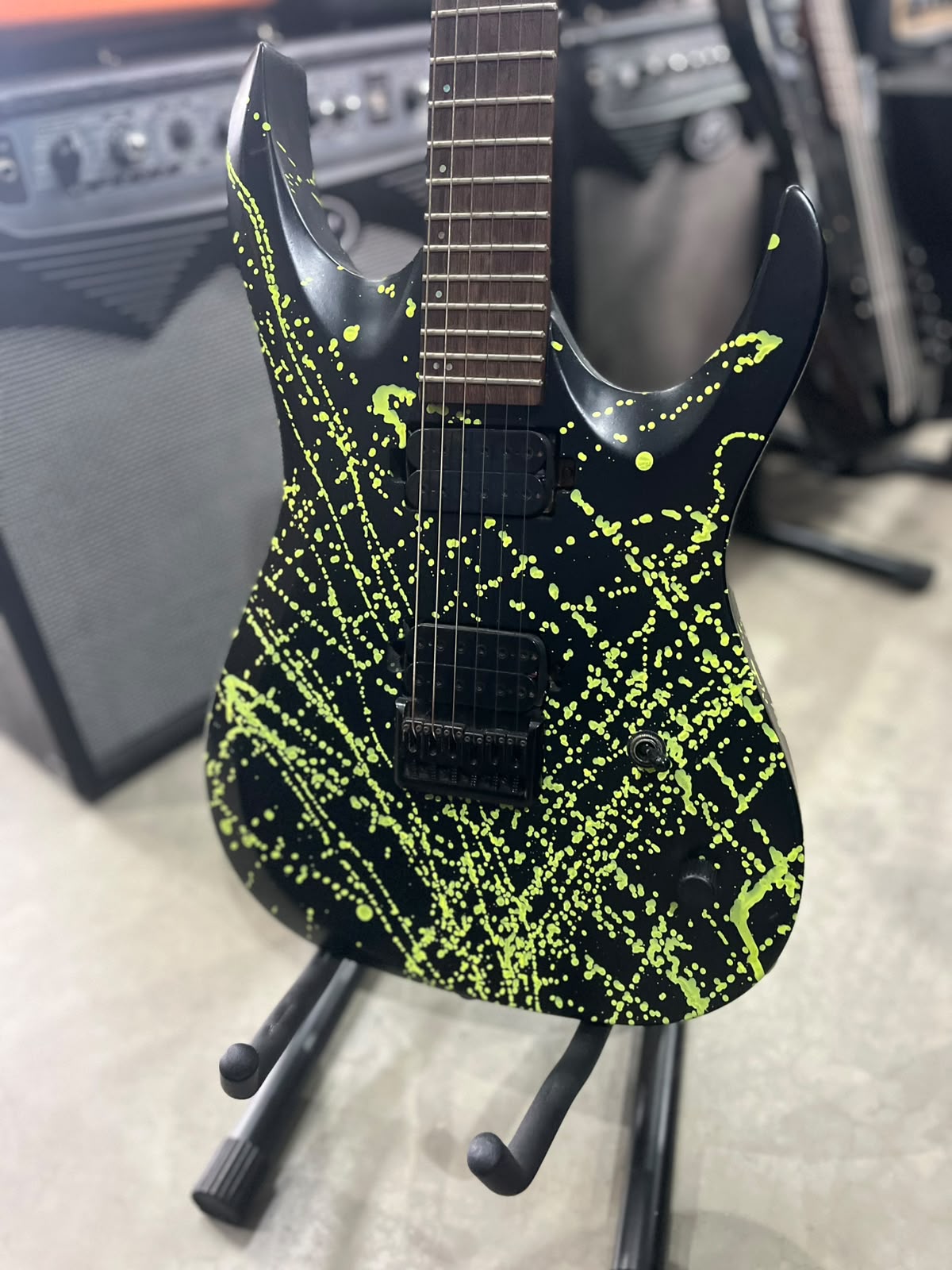 Guitarra Atlanti SuperStrato Preta Splatters (respingos verdes) miniatura 2