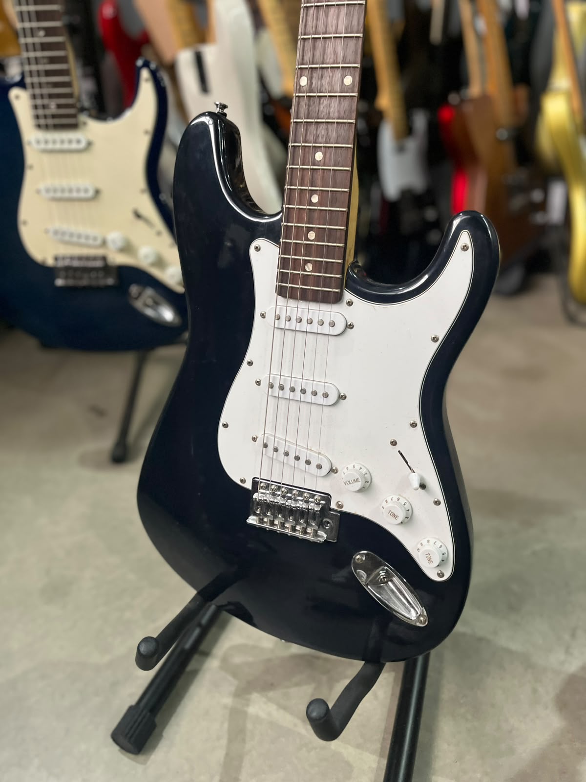 Guitarra Califórnia Especial Strato preta com escudo branco  Shelter miniatura 2